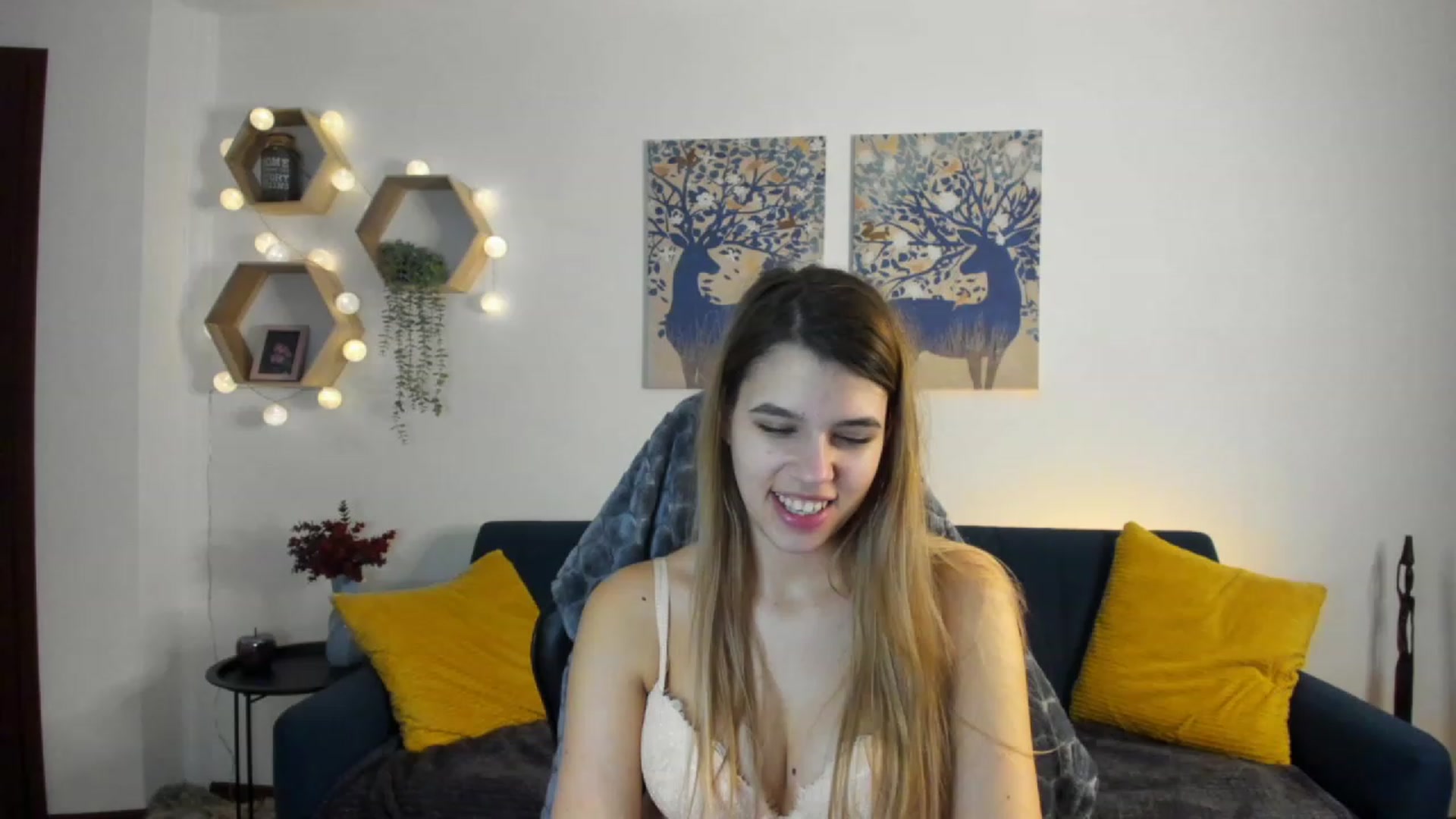 Gallery image thumbnail from Elsa_Fox's myfreecams stream on, 01/19/2023, 16:32 image 5 of 20