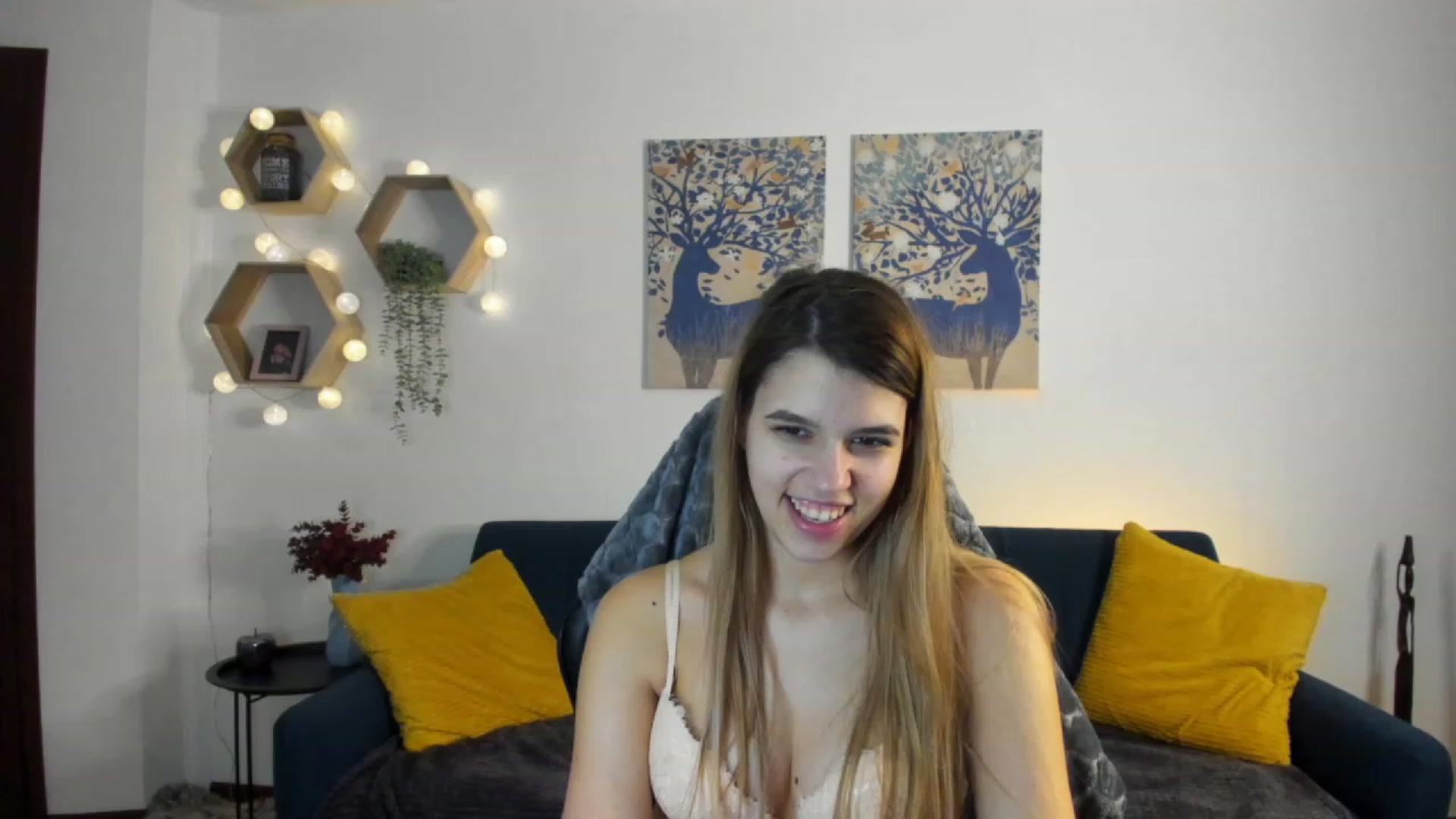 Gallery image thumbnail from Elsa_Fox's myfreecams stream on, 01/19/2023, 16:32 image 6 of 20