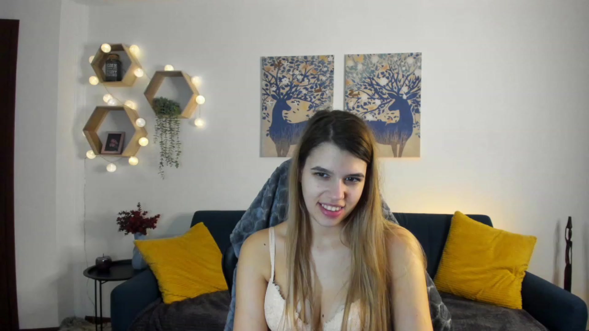 Gallery image thumbnail from Elsa_Fox's myfreecams stream on, 01/19/2023, 16:32 image 7 of 20