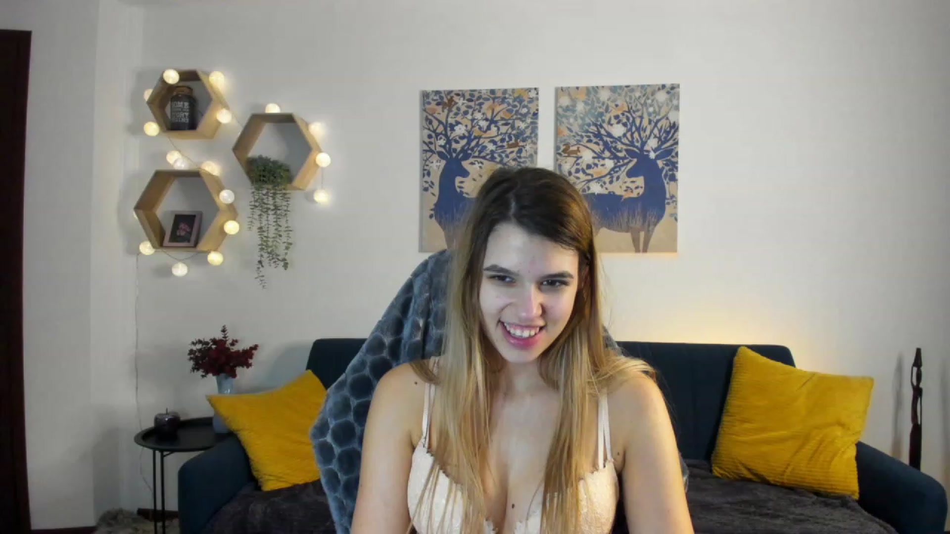 Gallery image thumbnail from Elsa_Fox's myfreecams stream on, 01/19/2023, 18:15 image 16 of 20