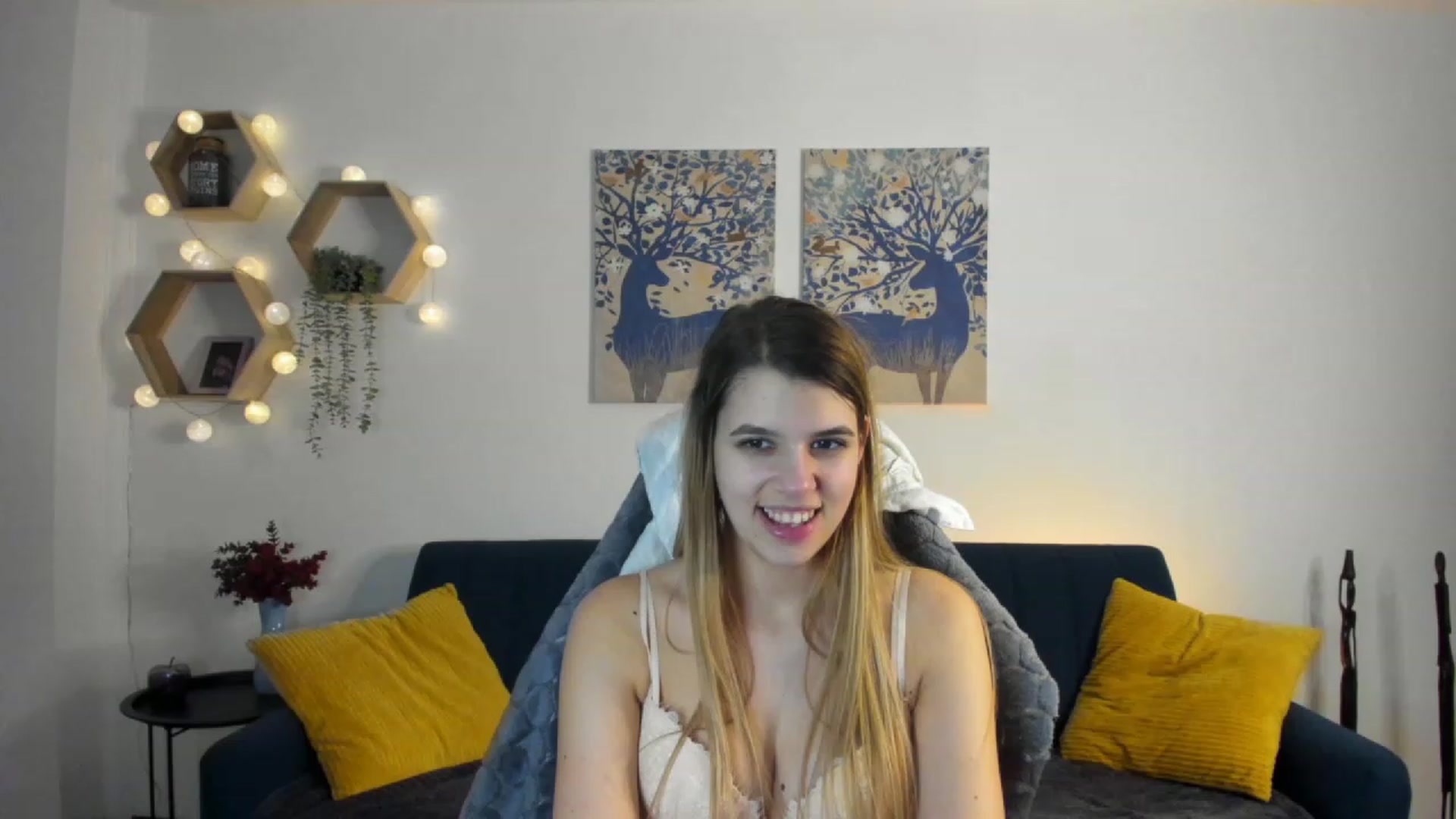 Gallery image thumbnail from Elsa_Fox's myfreecams stream on, 02/09/2023, 22:36 image 17 of 20