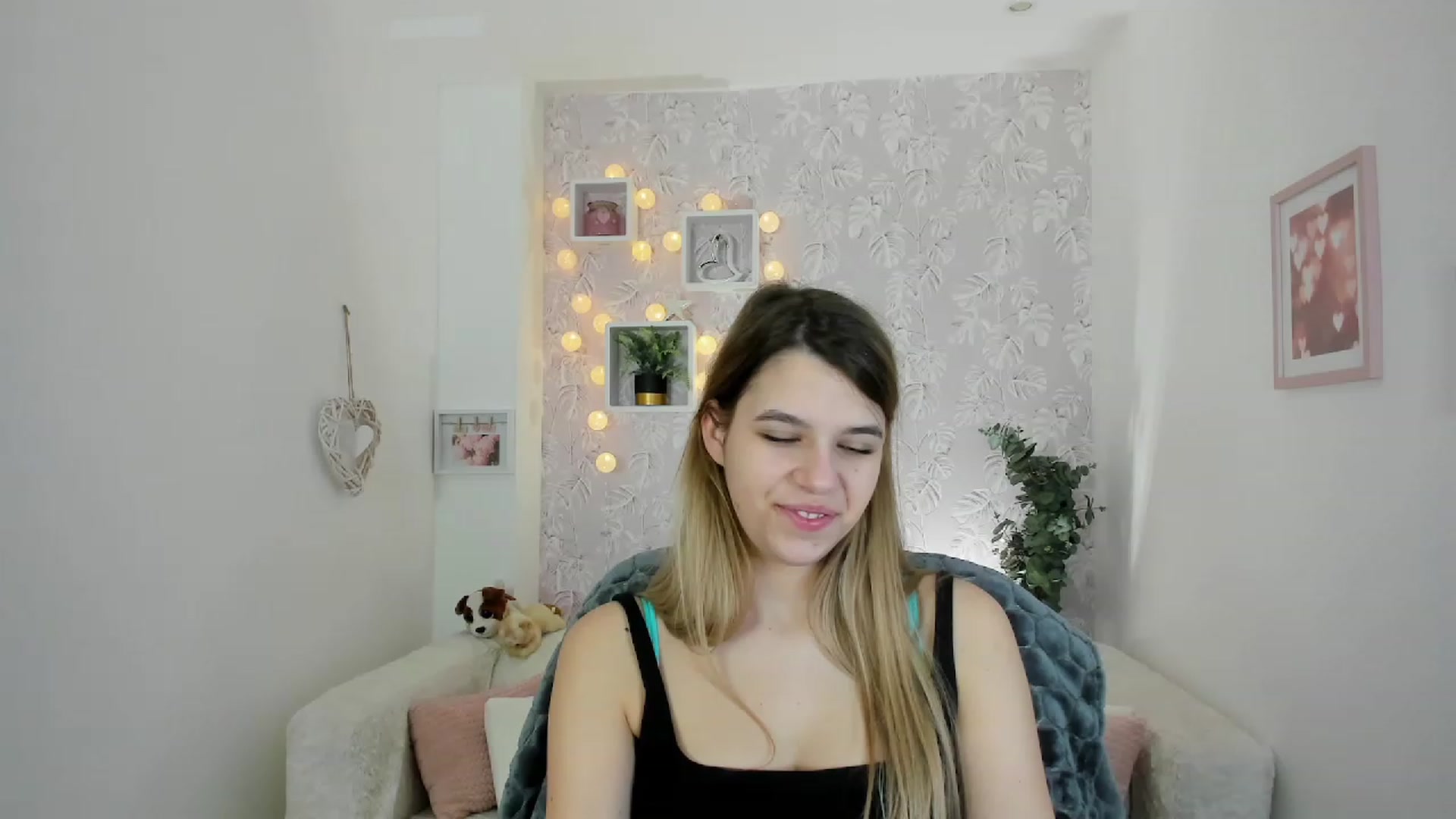 Gallery image thumbnail from Elsa_Fox's myfreecams stream on, 03/01/2023, 12:12 image 1 of 20