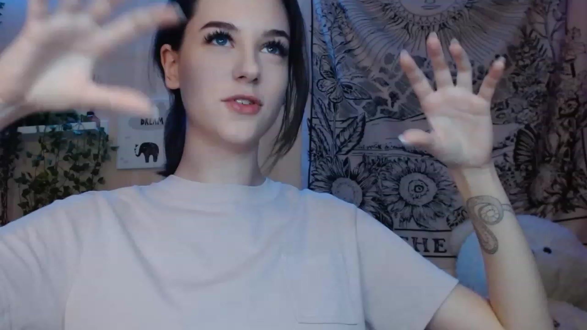 Gallery image thumbnail from ElsieF_'s myfreecams stream on, 11/15/2022, 23:16 image 19 of 20