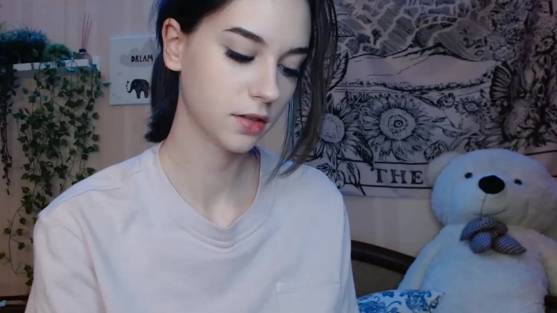 Gallery image thumbnail from ElsieF_'s myfreecams stream on, 11/15/2022, 23:16 image 8 of 20