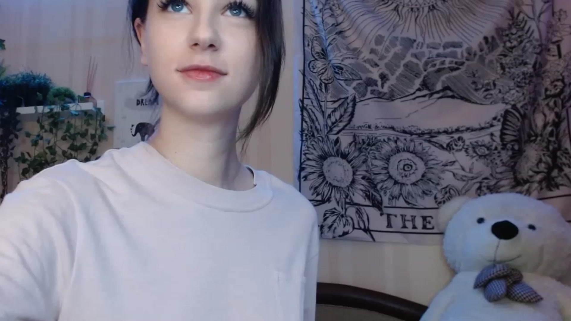 Gallery image thumbnail from ElsieF_'s myfreecams stream on, 11/15/2022, 23:16 image 7 of 20