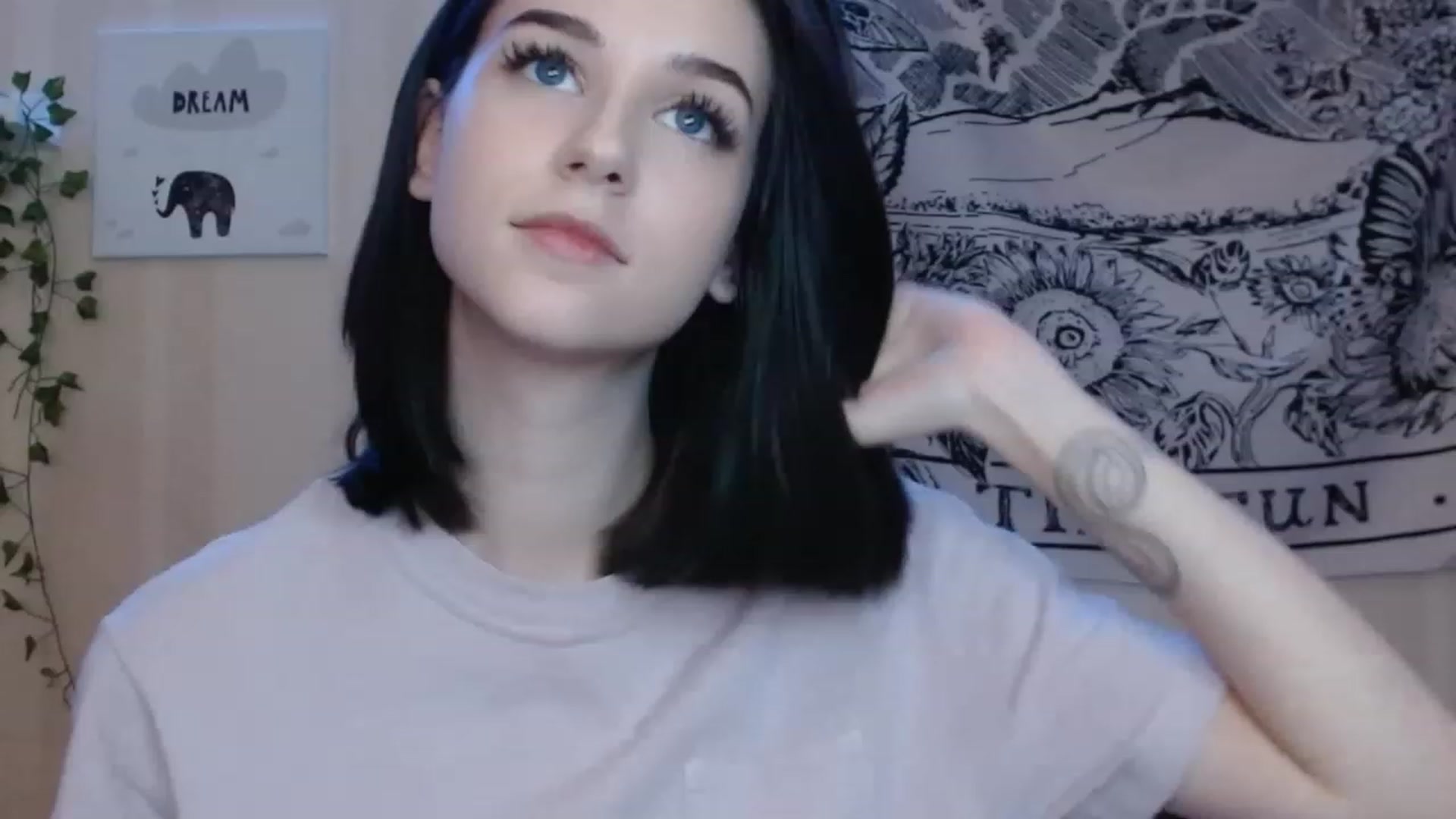 Gallery image thumbnail from ElsieF_'s myfreecams stream on, 11/27/2022, 18:36 image 11 of 20