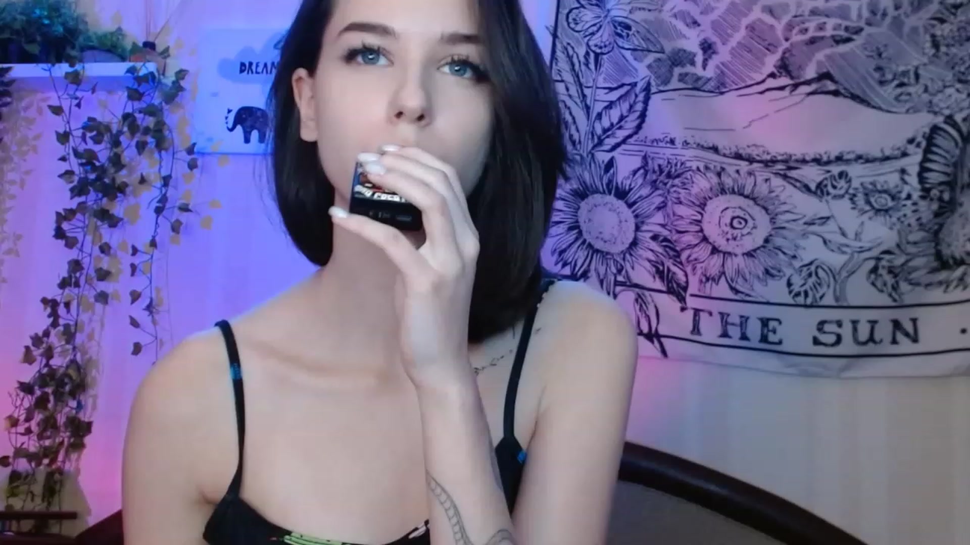 Gallery image thumbnail from ElsieF_'s myfreecams stream on, 12/09/2022, 17:22 image 10 of 20