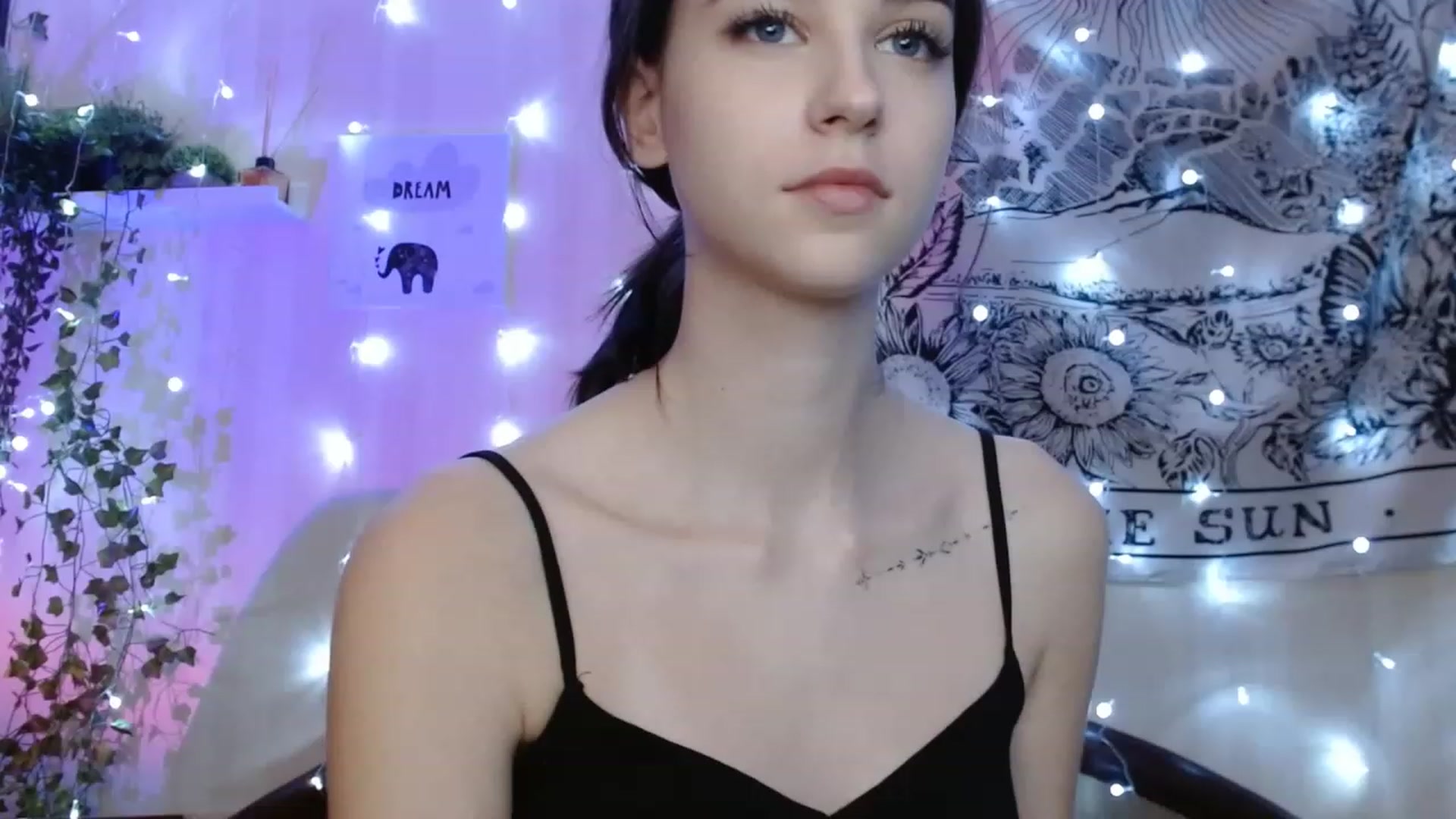 Gallery image thumbnail from ElsieF_'s myfreecams stream on, 12/11/2022, 23:10 image 6 of 20
