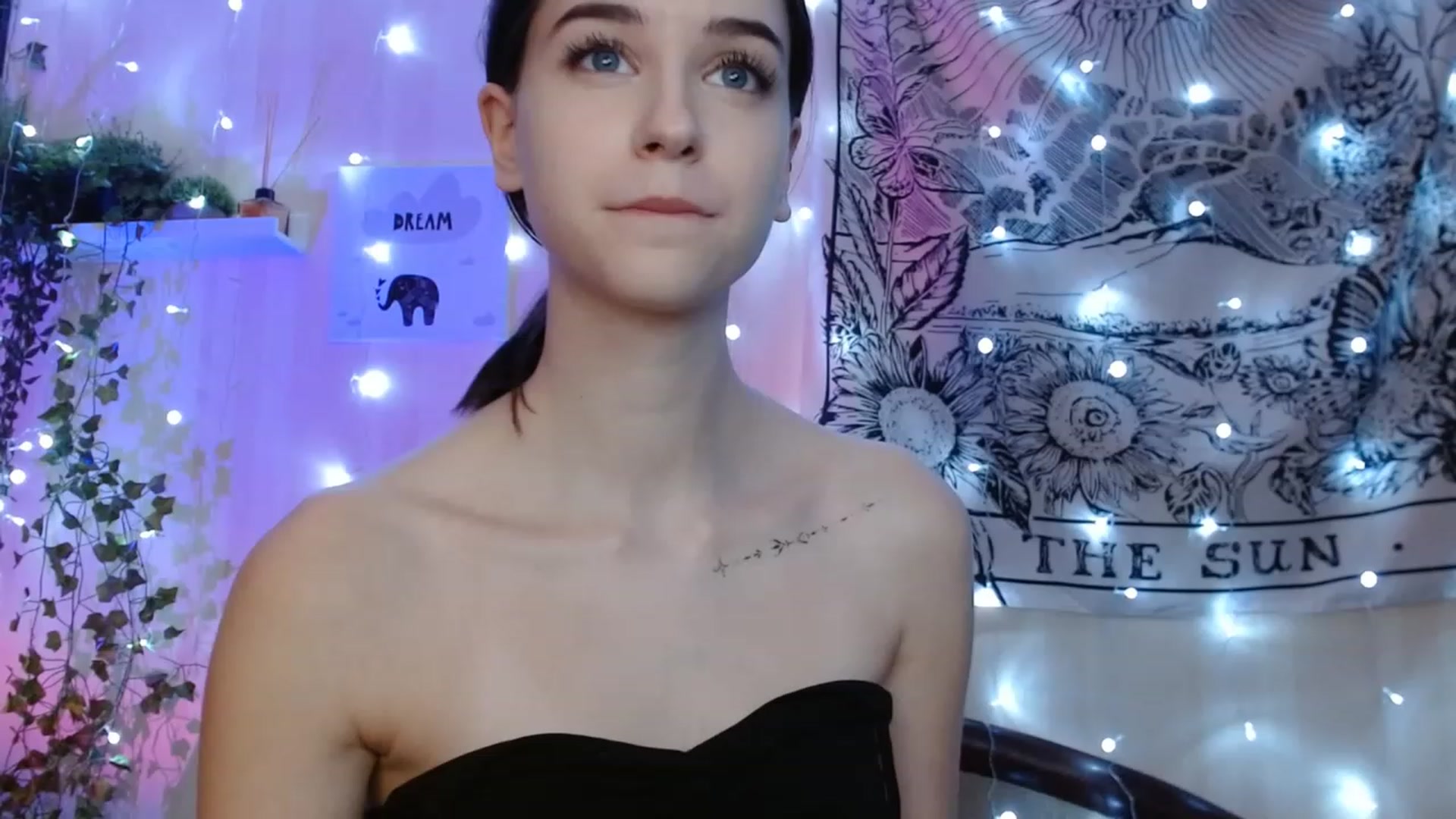 Gallery image thumbnail from ElsieF_'s myfreecams stream on, 12/11/2022, 23:10 image 13 of 20