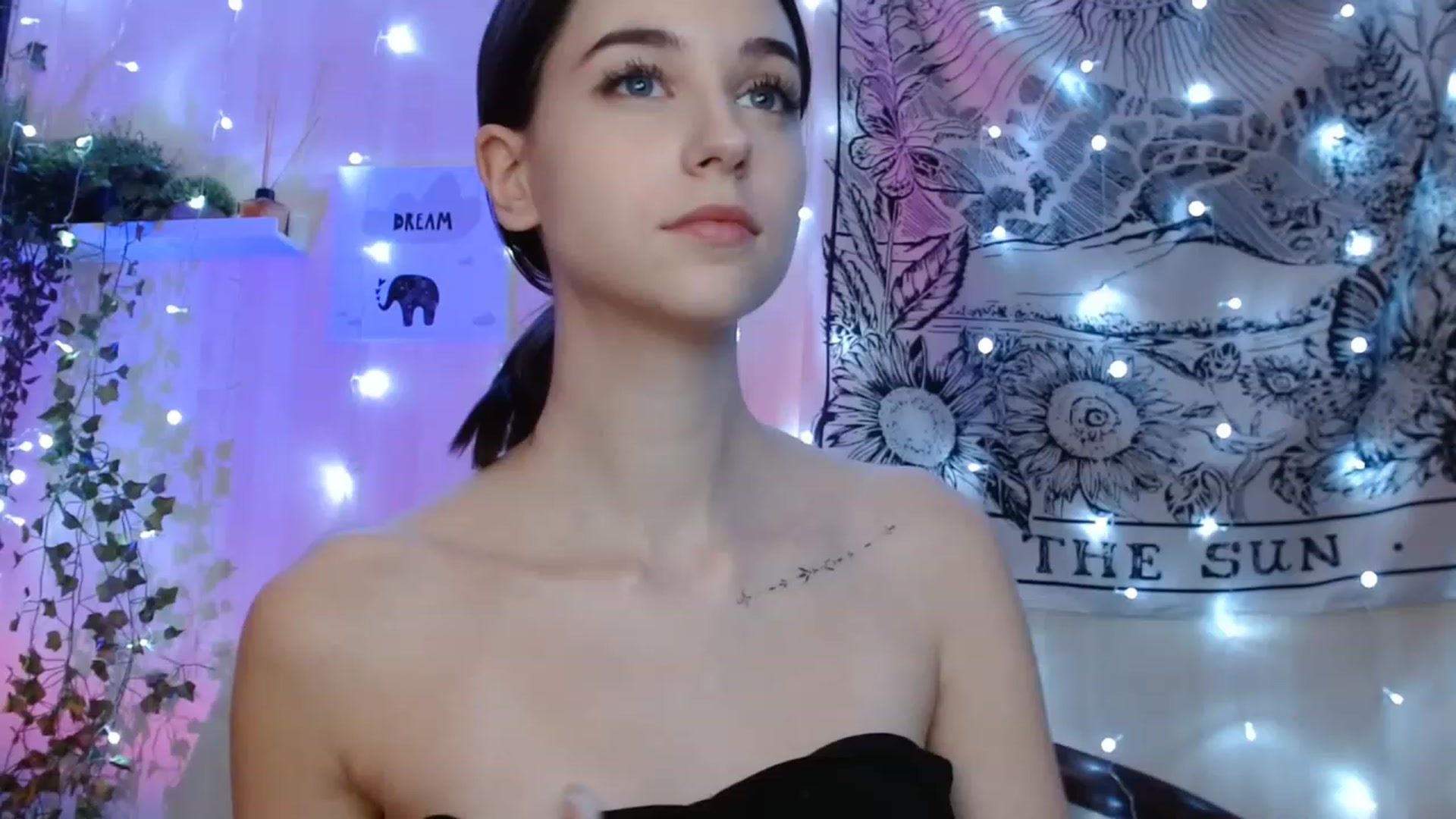 Gallery image thumbnail from ElsieF_'s myfreecams stream on, 12/11/2022, 23:10 image 11 of 20