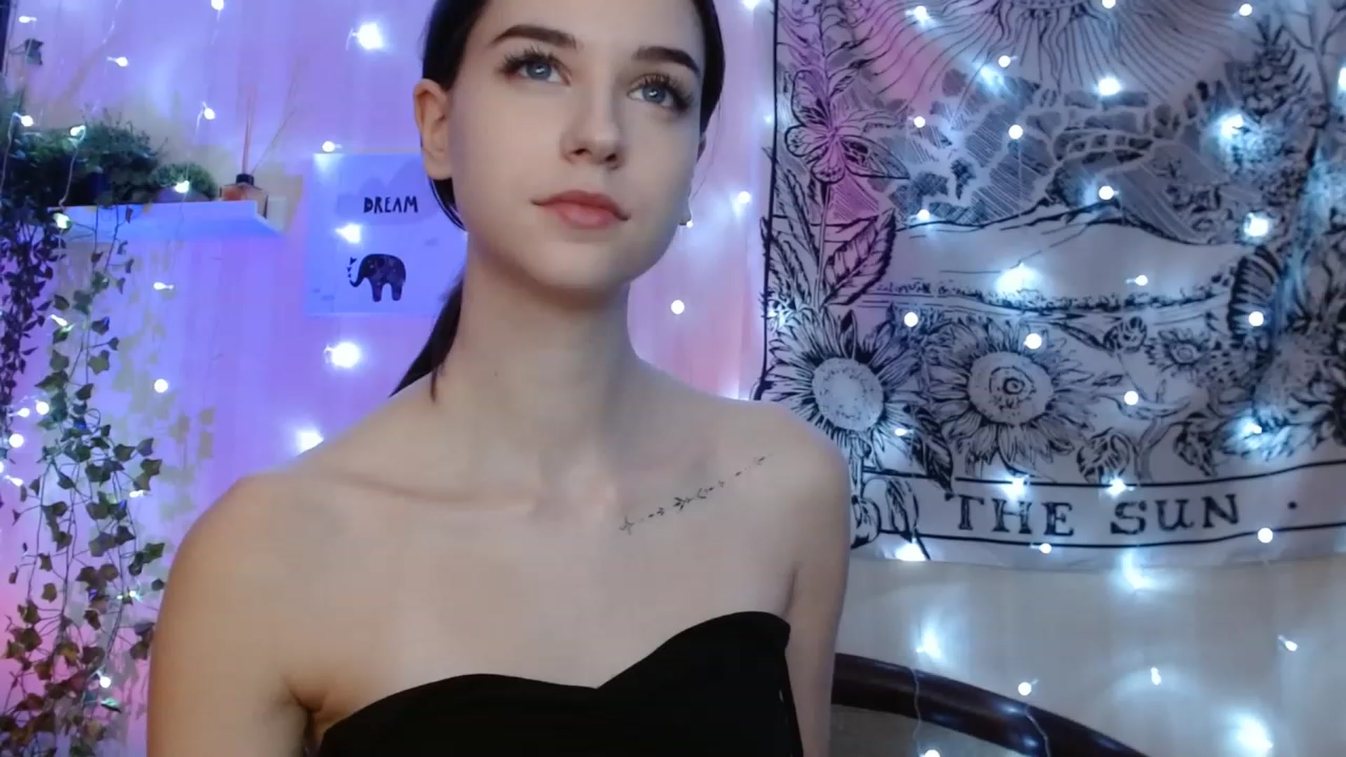 Gallery image thumbnail from ElsieF_'s myfreecams stream on, 12/11/2022, 23:10 image 12 of 20