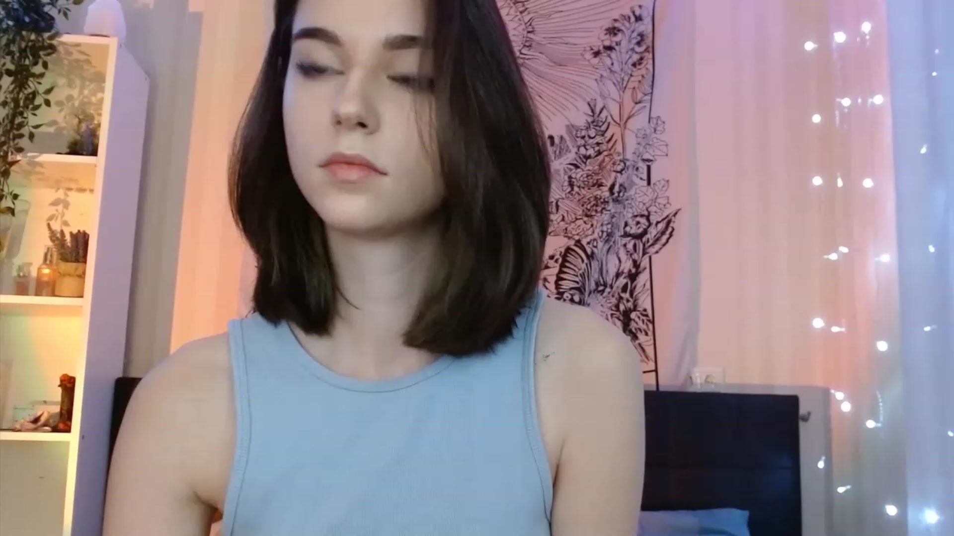 Gallery image thumbnail from ElsieF_'s myfreecams stream on, 12/16/2022, 17:37 image 17 of 20