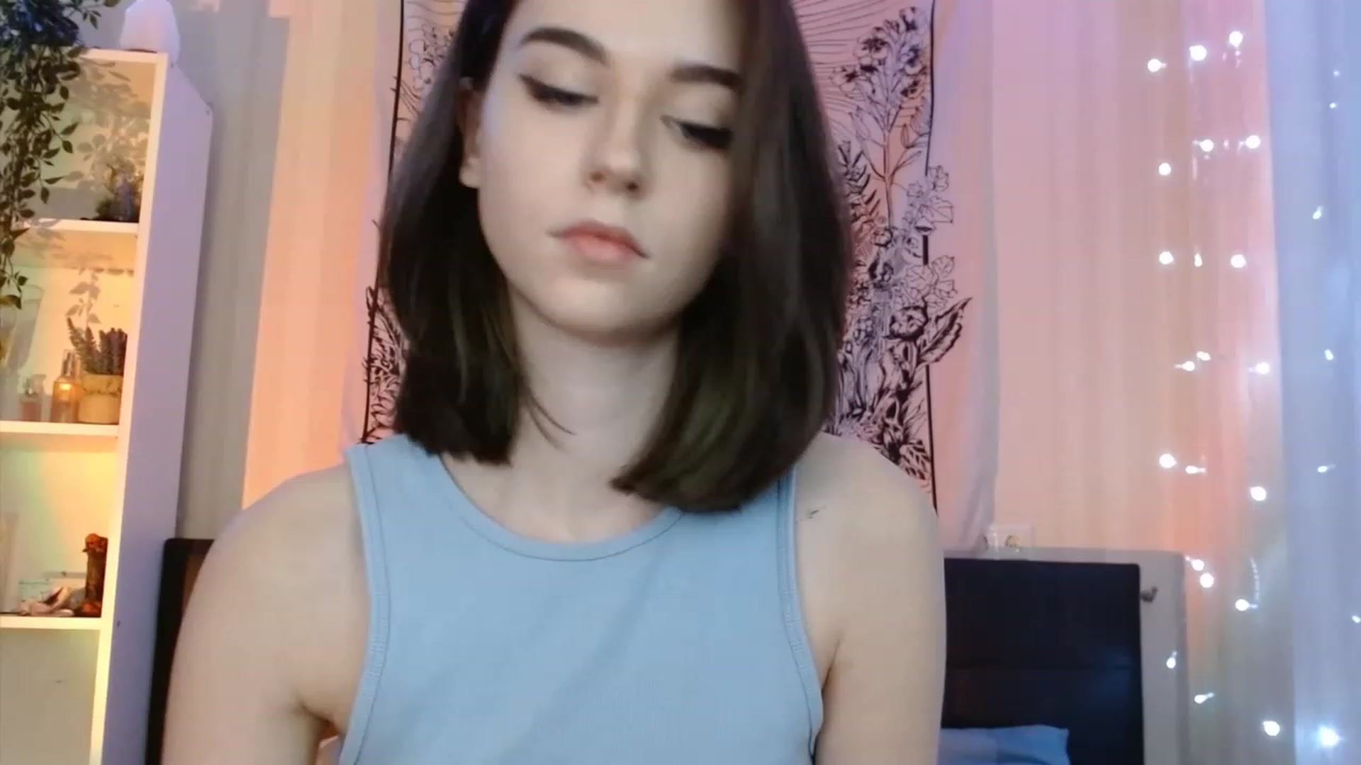 Gallery image thumbnail from ElsieF_'s myfreecams stream on, 12/16/2022, 17:37 image 18 of 20