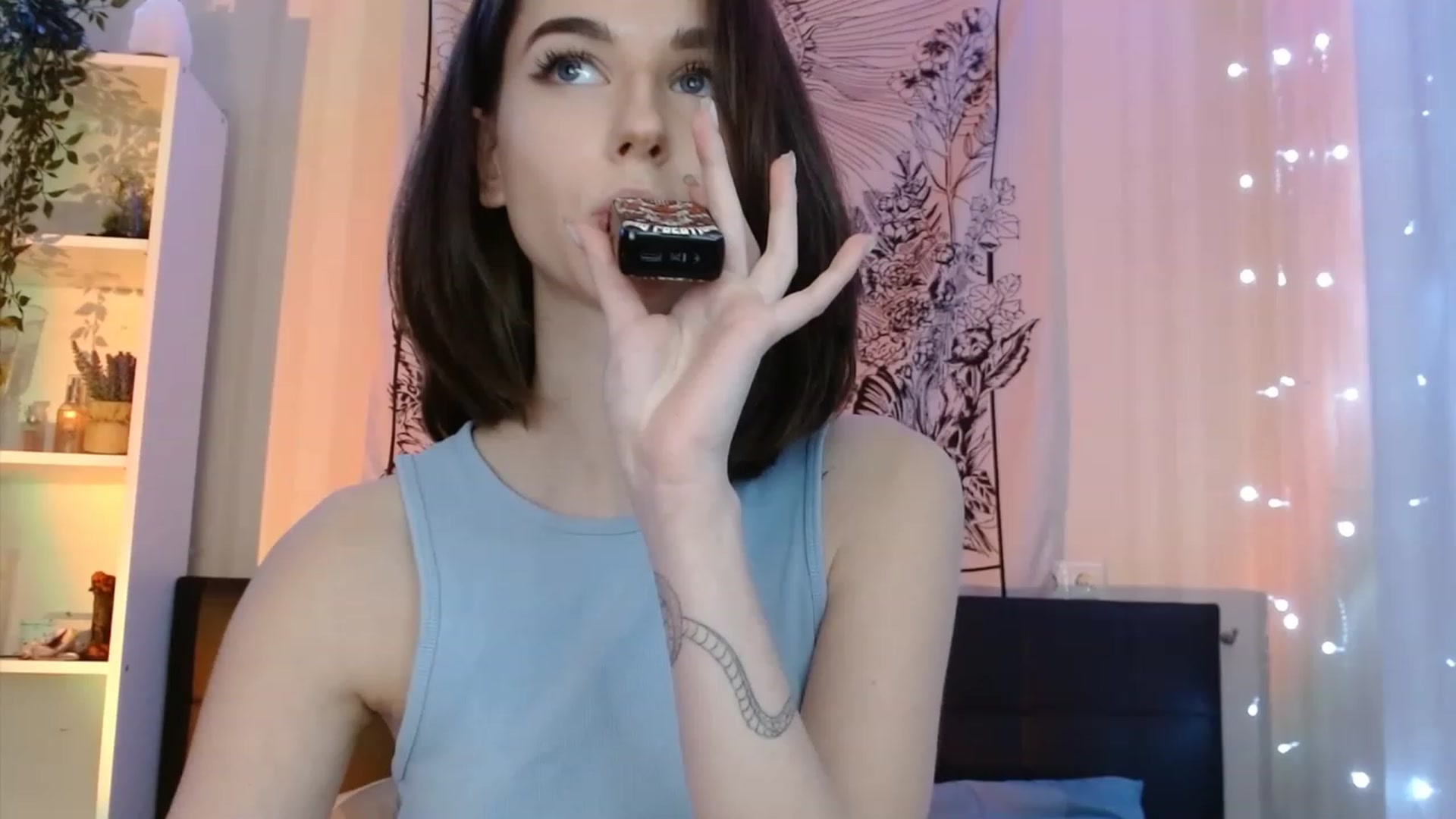 Gallery image thumbnail from ElsieF_'s myfreecams stream on, 12/16/2022, 17:37 image 8 of 20