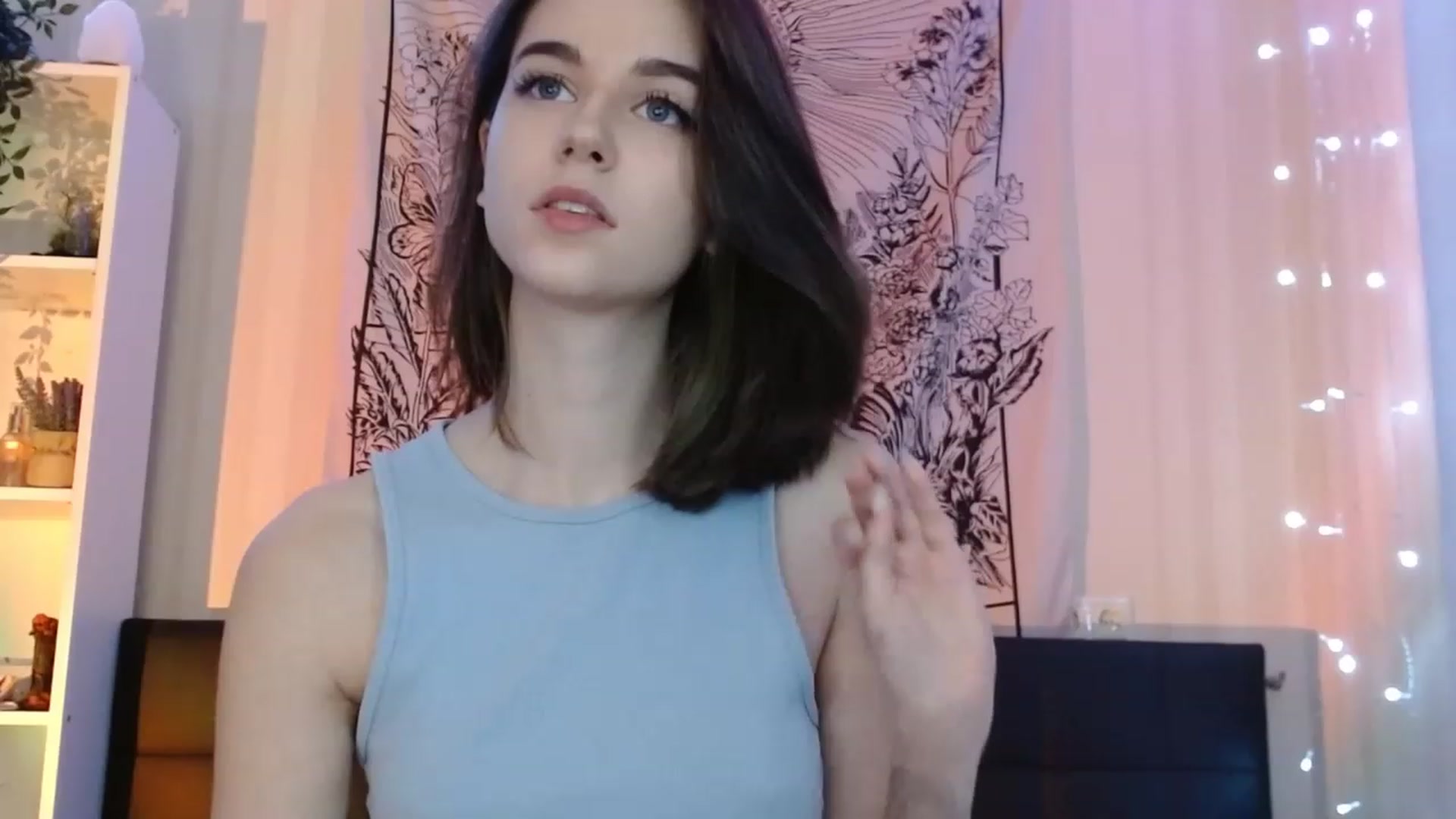 Gallery image thumbnail from ElsieF_'s myfreecams stream on, 12/16/2022, 19:57 image 12 of 20