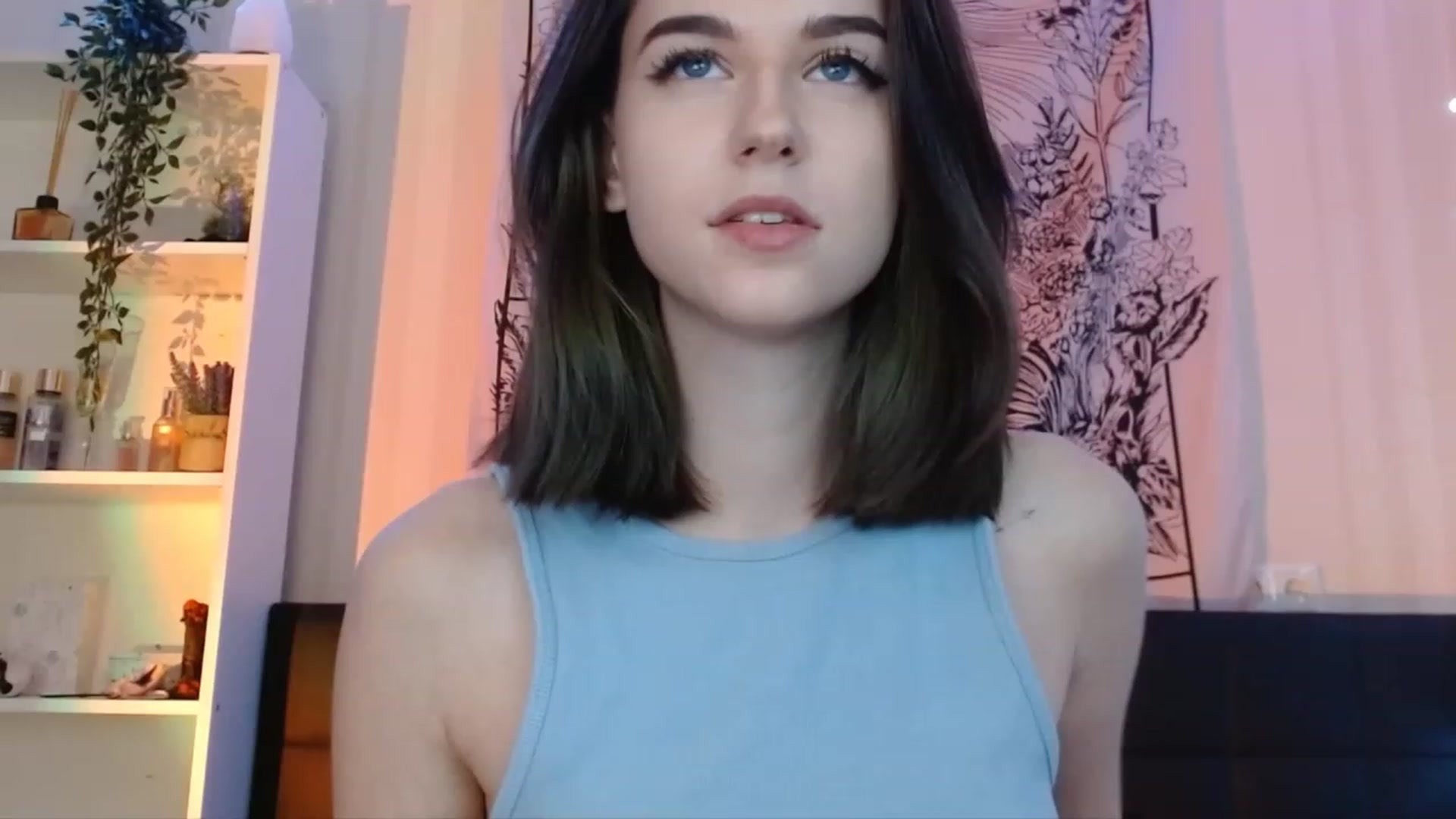 Gallery image thumbnail from ElsieF_'s myfreecams stream on, 12/16/2022, 19:57 image 4 of 20