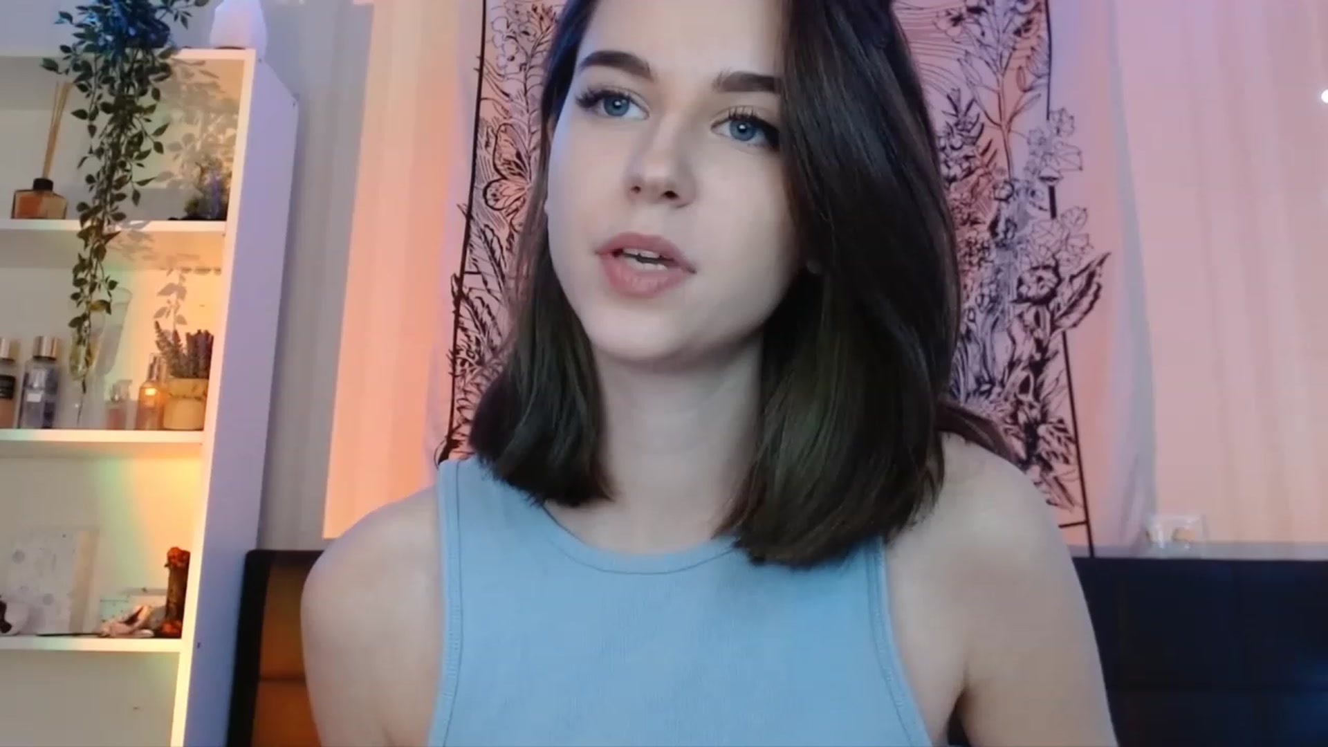 Gallery image thumbnail from ElsieF_'s myfreecams stream on, 12/16/2022, 19:57 image 3 of 20
