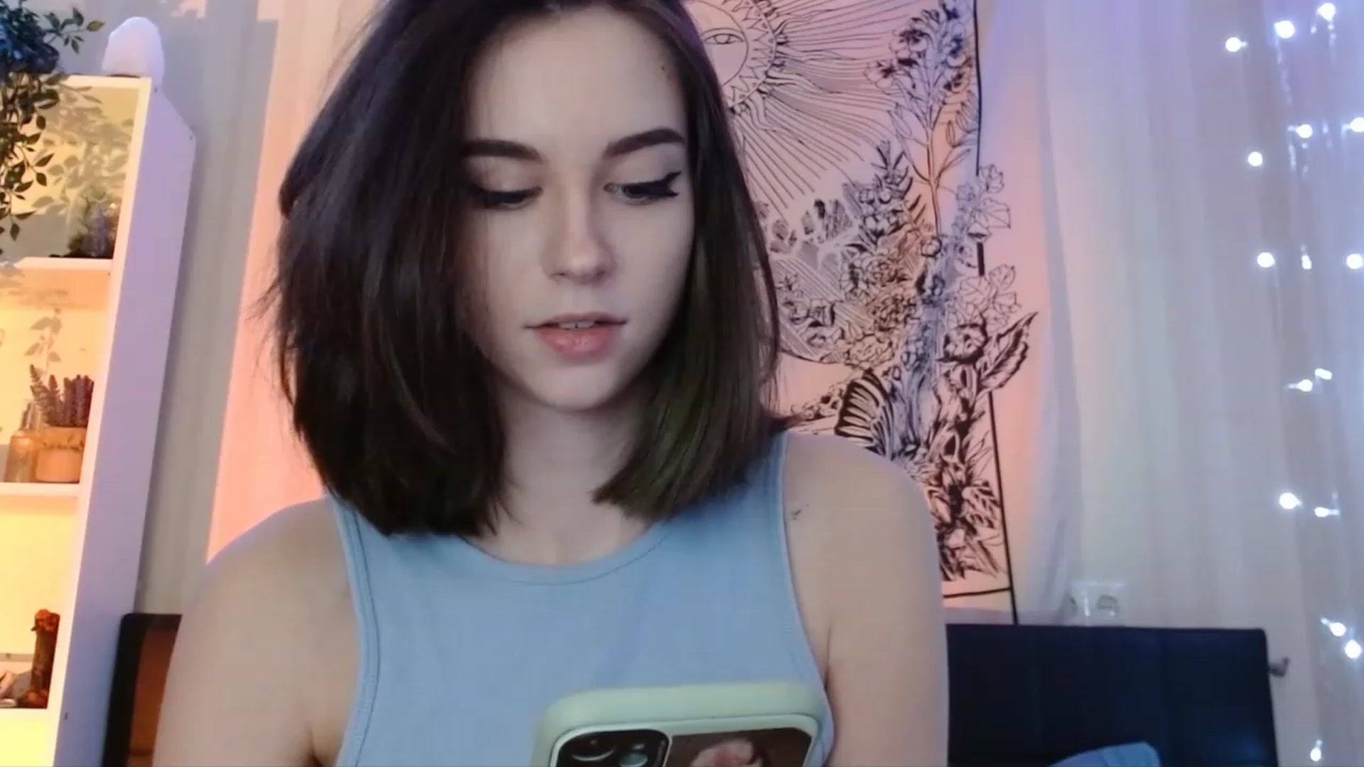 Gallery image thumbnail from ElsieF_'s myfreecams stream on, 12/16/2022, 21:00 image 4 of 20