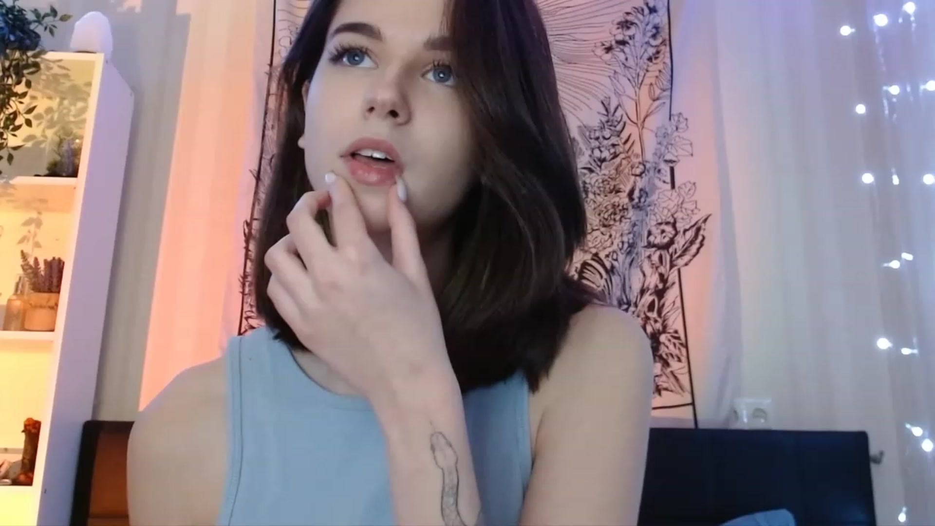 Gallery image thumbnail from ElsieF_'s myfreecams stream on, 12/16/2022, 21:00 image 5 of 20