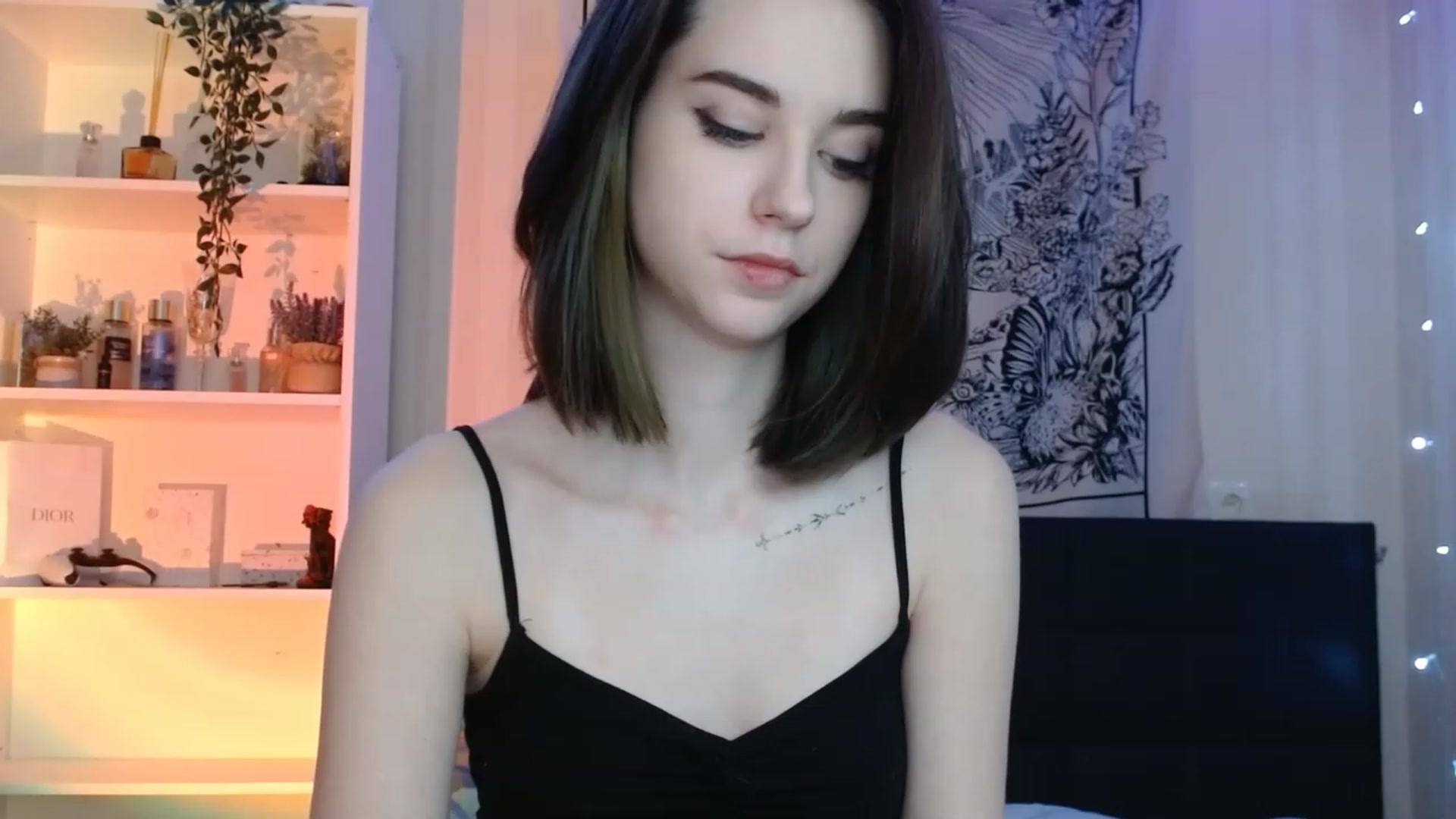 Gallery image thumbnail from ElsieF_'s myfreecams stream on, 12/18/2022, 22:08 image 4 of 20
