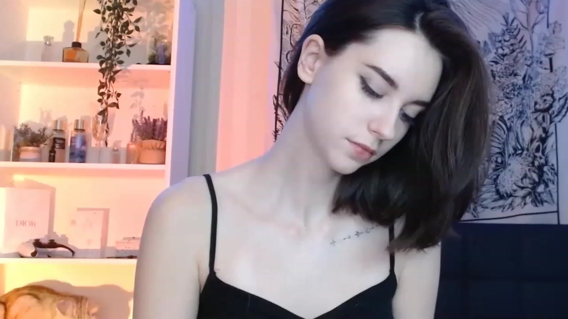 Gallery image thumbnail from ElsieF_'s myfreecams stream on, 12/18/2022, 22:08 image 15 of 20