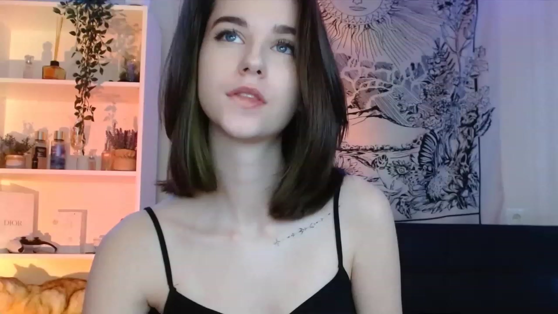 Gallery image thumbnail from ElsieF_'s myfreecams stream on, 12/18/2022, 22:08 image 6 of 20