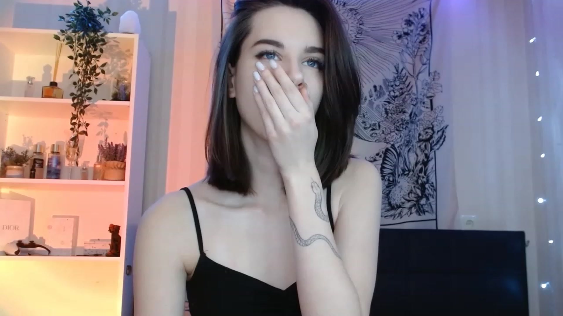 Gallery image thumbnail from ElsieF_'s myfreecams stream on, 12/18/2022, 22:08 image 1 of 20