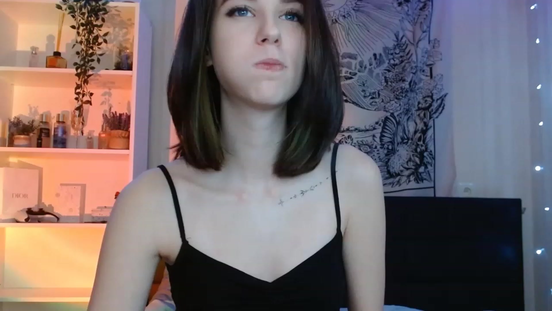 Gallery image thumbnail from ElsieF_'s myfreecams stream on, 12/18/2022, 22:08 image 5 of 20
