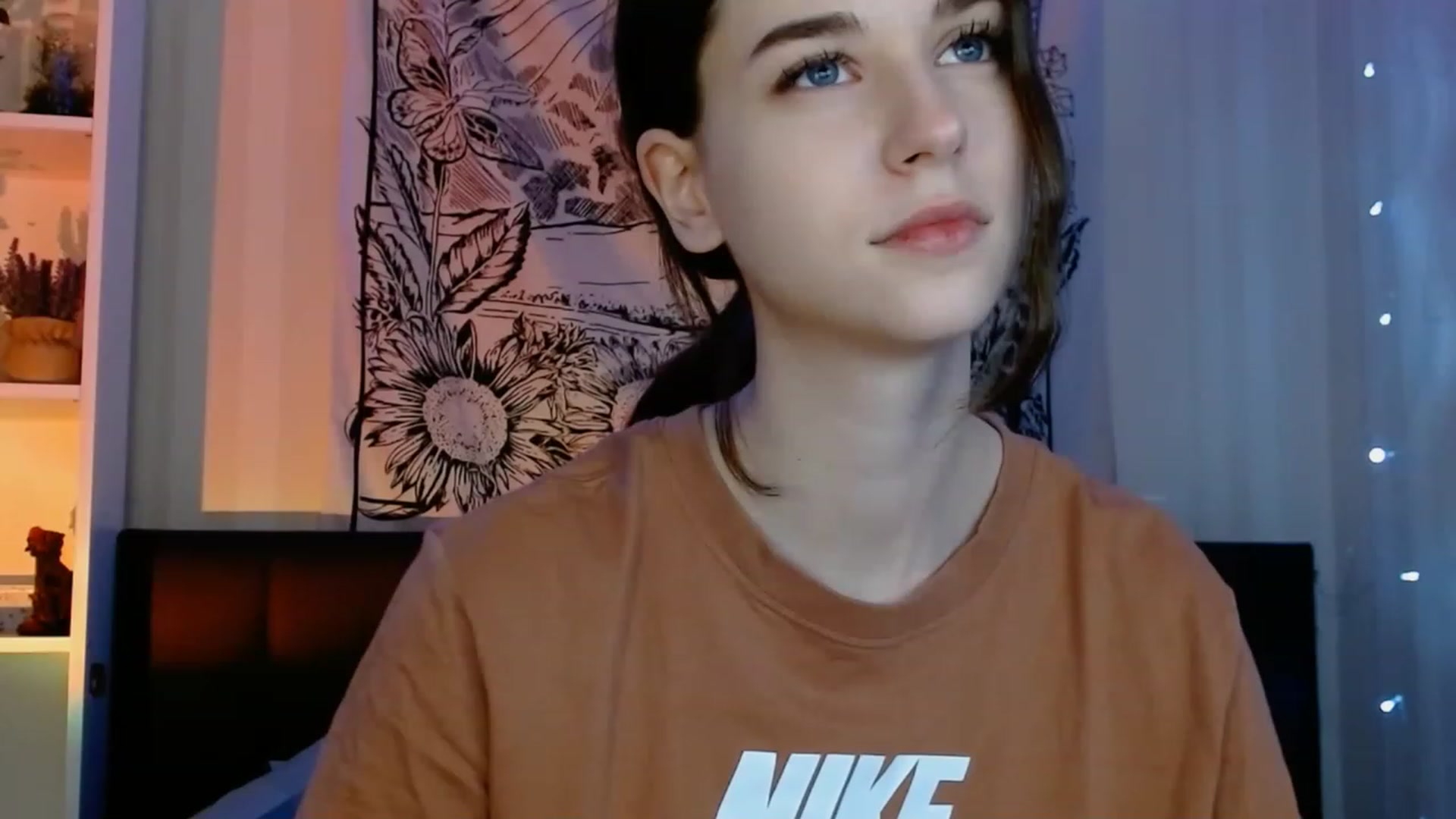 Gallery image thumbnail from ElsieF_'s myfreecams stream on, 12/20/2022, 22:53 image 15 of 20