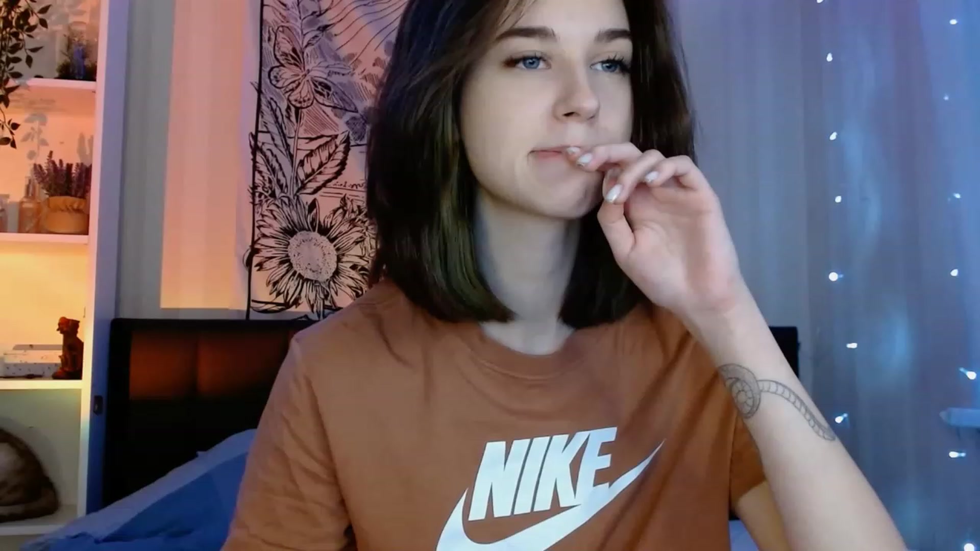 Gallery image thumbnail from ElsieF_'s myfreecams stream on, 12/20/2022, 22:53 image 5 of 20