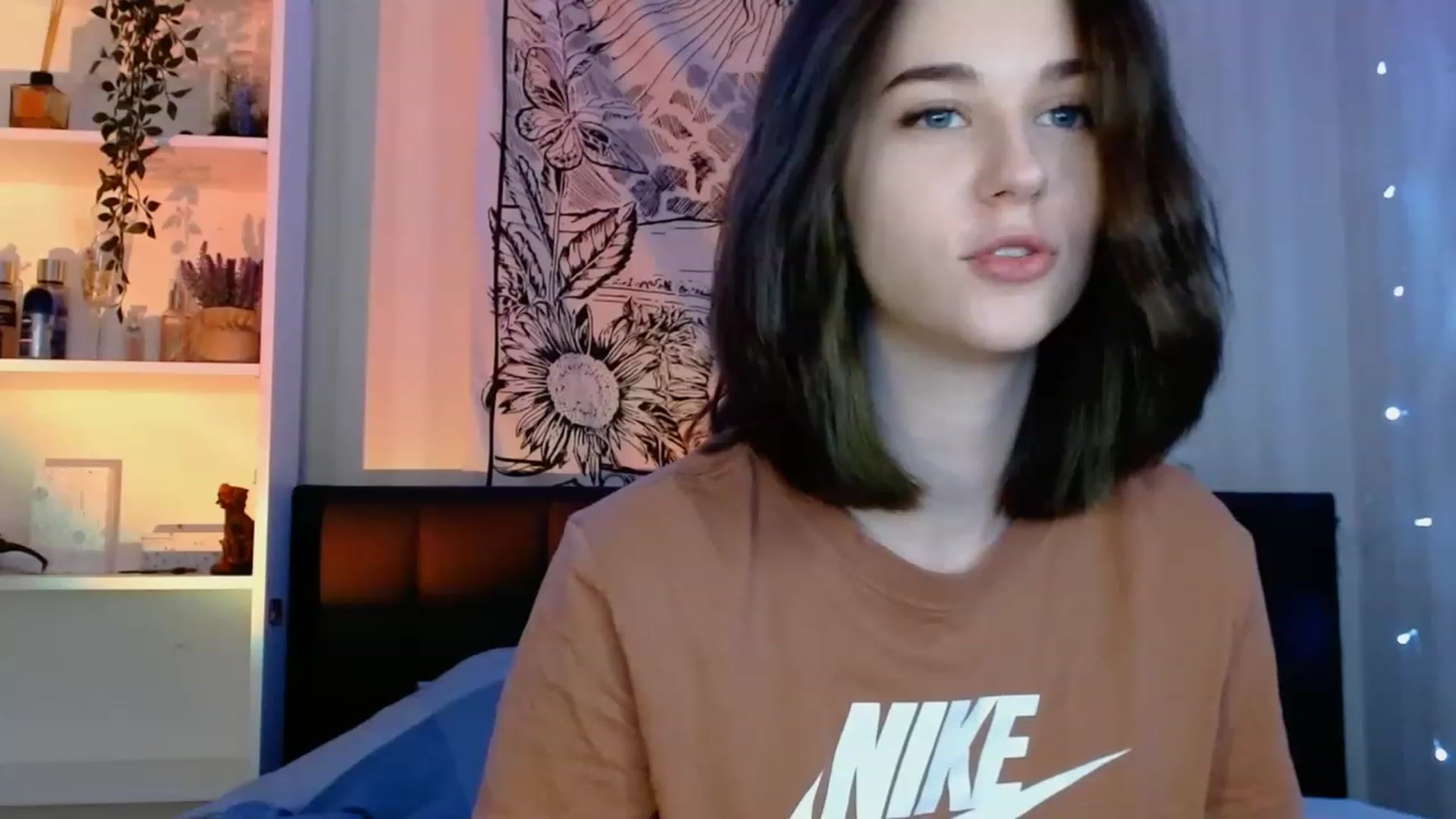 Gallery image thumbnail from ElsieF_'s myfreecams stream on, 12/20/2022, 22:53 image 8 of 20