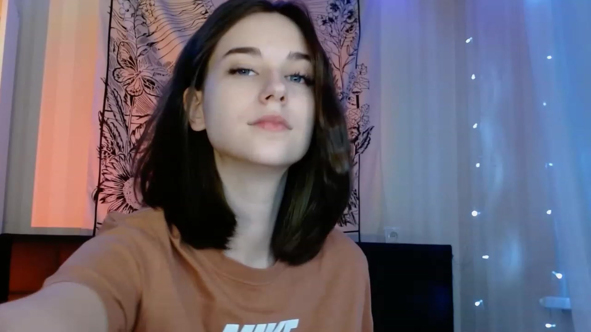 Gallery image thumbnail from ElsieF_'s myfreecams stream on, 12/20/2022, 23:35 image 15 of 20