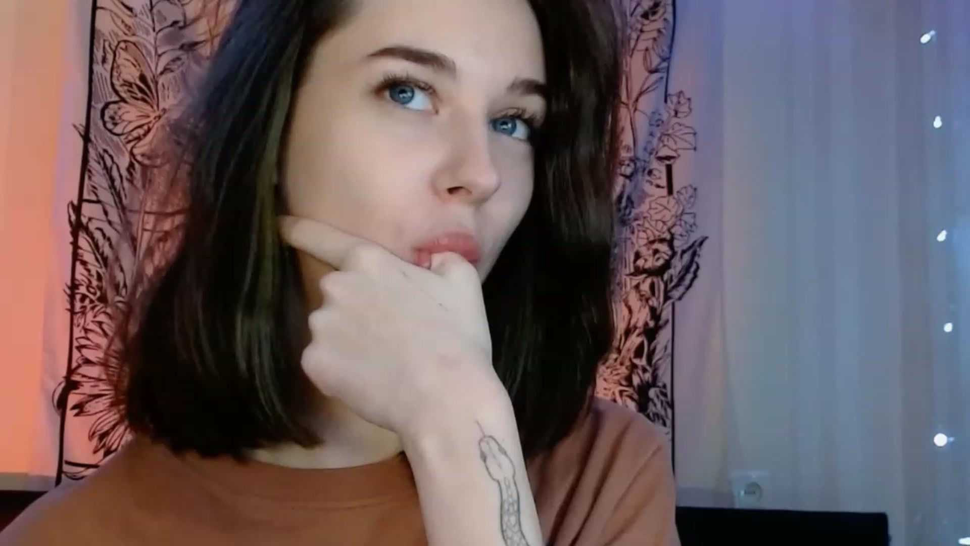 Gallery image thumbnail from ElsieF_'s myfreecams stream on, 12/20/2022, 23:35 image 12 of 20