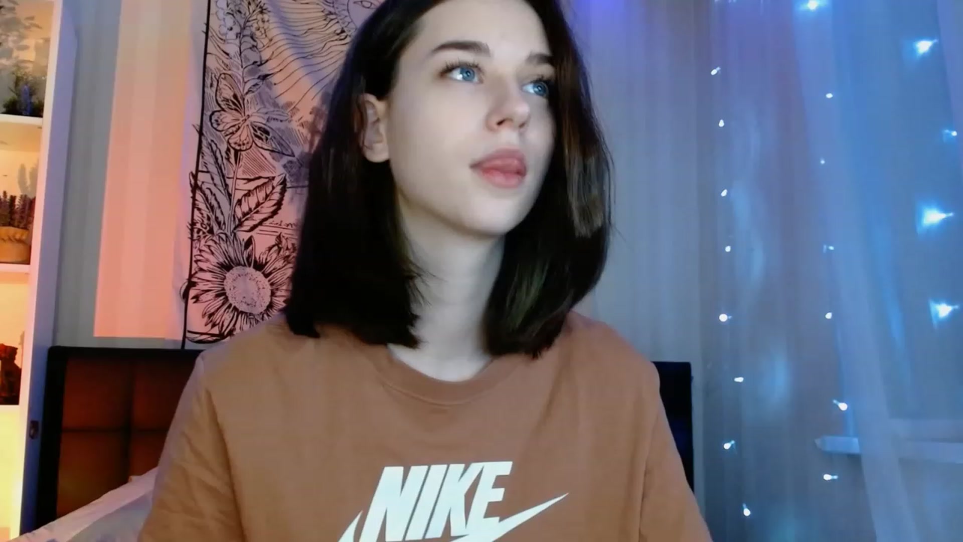 Gallery image thumbnail from ElsieF_'s myfreecams stream on, 12/20/2022, 23:35 image 3 of 20