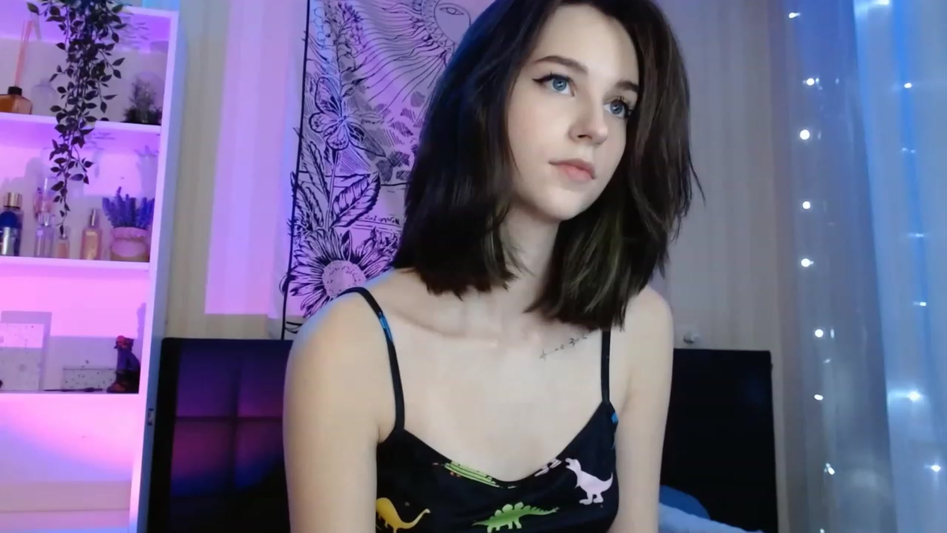 Gallery image thumbnail from ElsieF_'s myfreecams stream on, 12/24/2022, 18:12 image 9 of 20