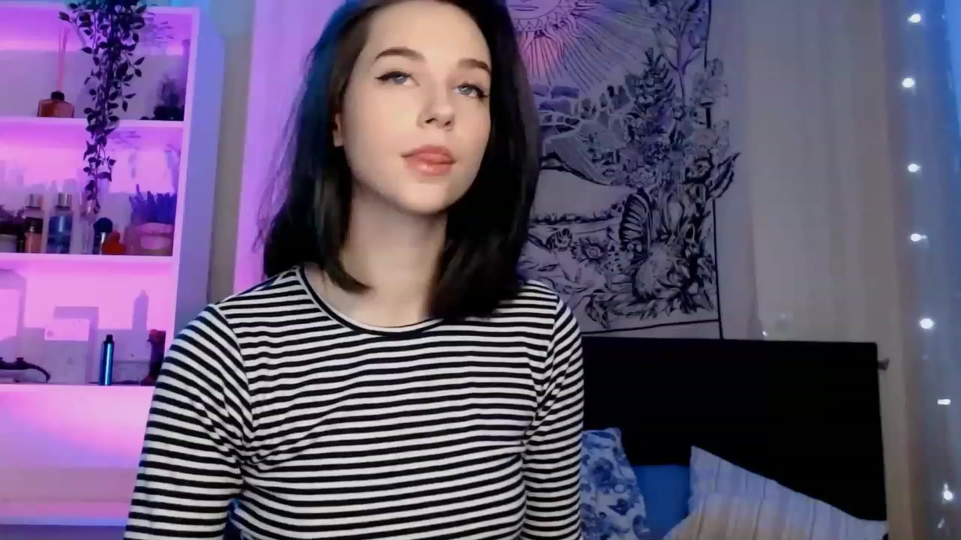 Gallery image thumbnail from ElsieF_'s myfreecams stream on, 12/25/2022, 22:36 image 9 of 20