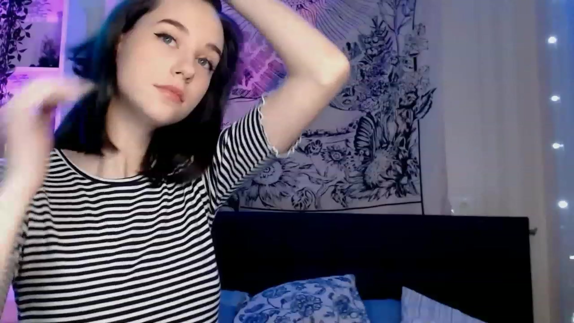 Gallery image thumbnail from ElsieF_'s myfreecams stream on, 12/25/2022, 22:36 image 7 of 20