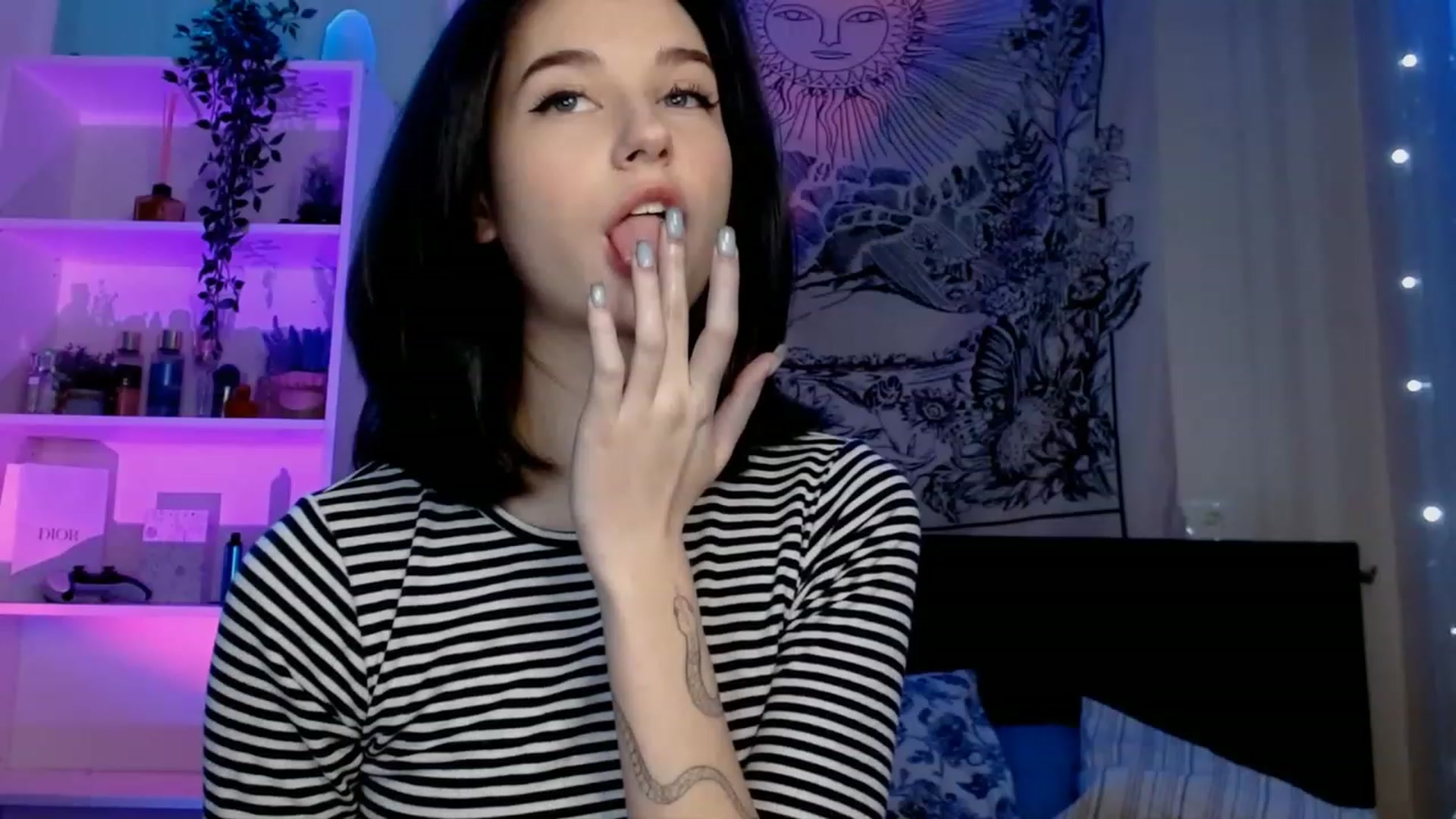 Gallery image thumbnail from ElsieF_'s myfreecams stream on, 12/25/2022, 22:36 image 17 of 20