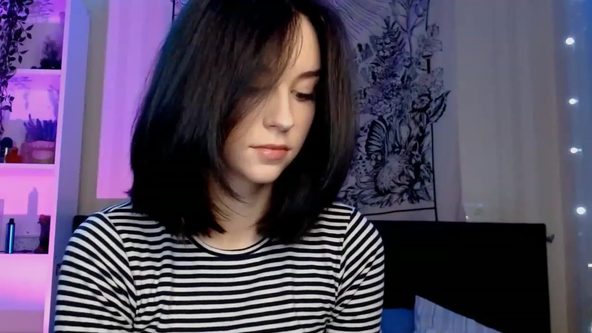 Gallery image thumbnail from ElsieF_'s myfreecams stream on, 12/25/2022, 22:36 image 6 of 20