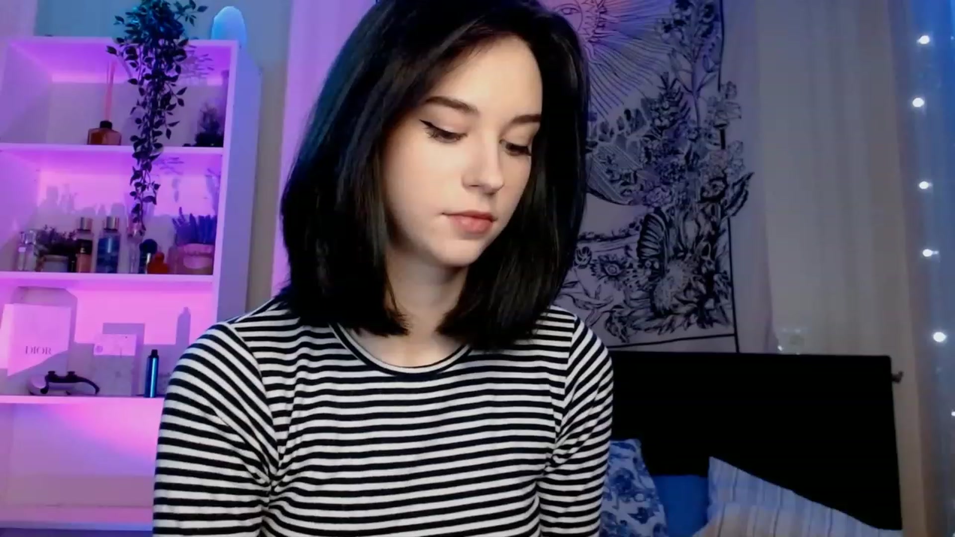 Gallery image thumbnail from ElsieF_'s myfreecams stream on, 12/25/2022, 22:36 image 18 of 20