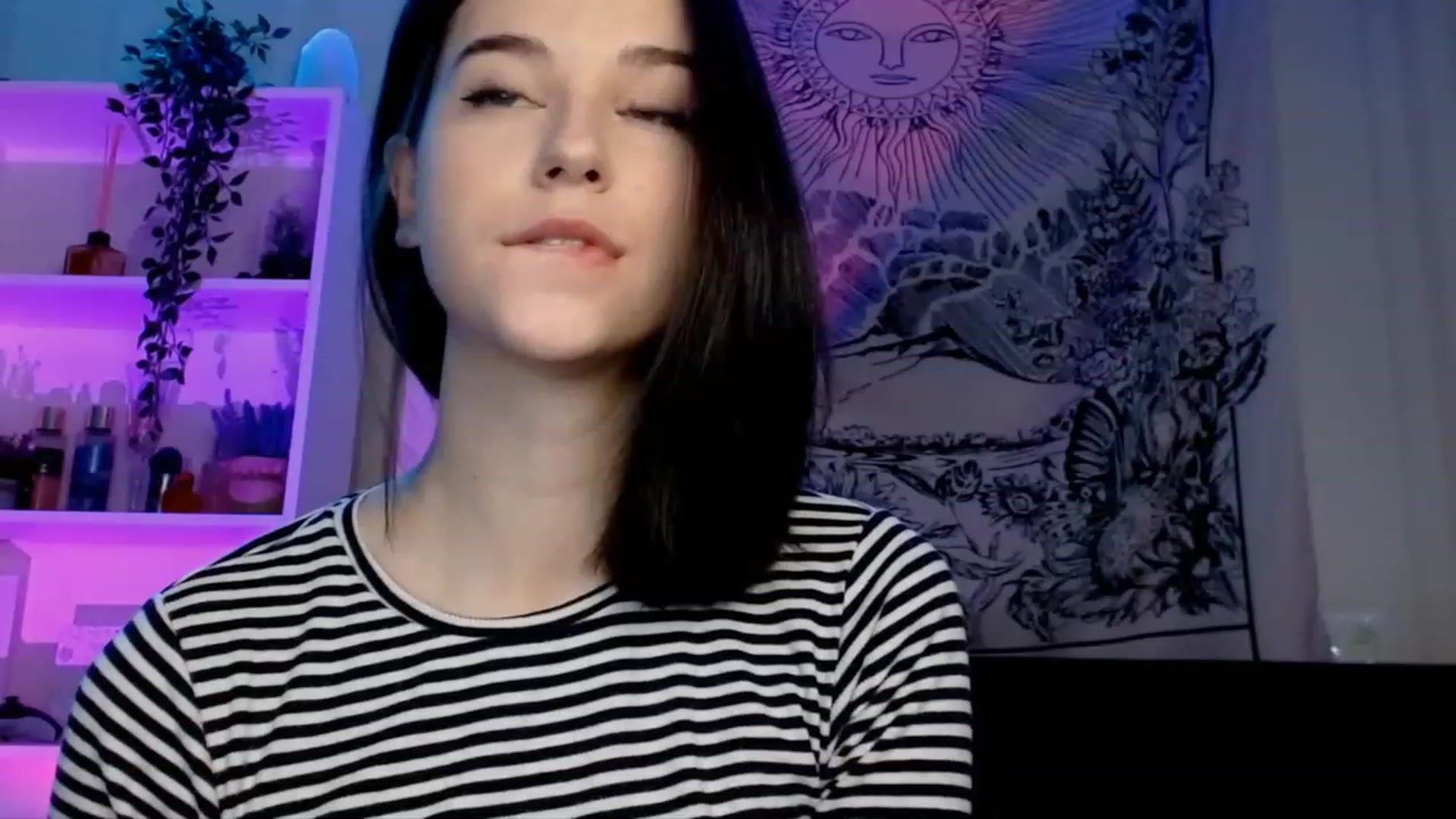 Gallery image thumbnail from ElsieF_'s myfreecams stream on, 12/25/2022, 22:36 image 13 of 20