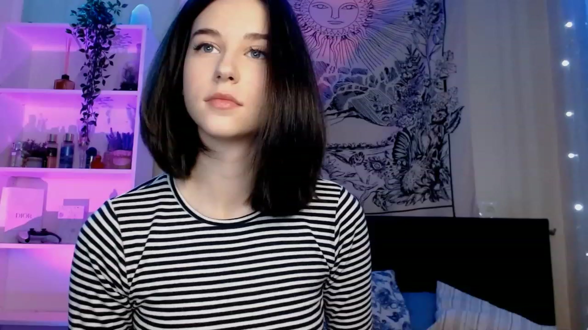 Gallery image thumbnail from ElsieF_'s myfreecams stream on, 12/25/2022, 22:36 image 15 of 20
