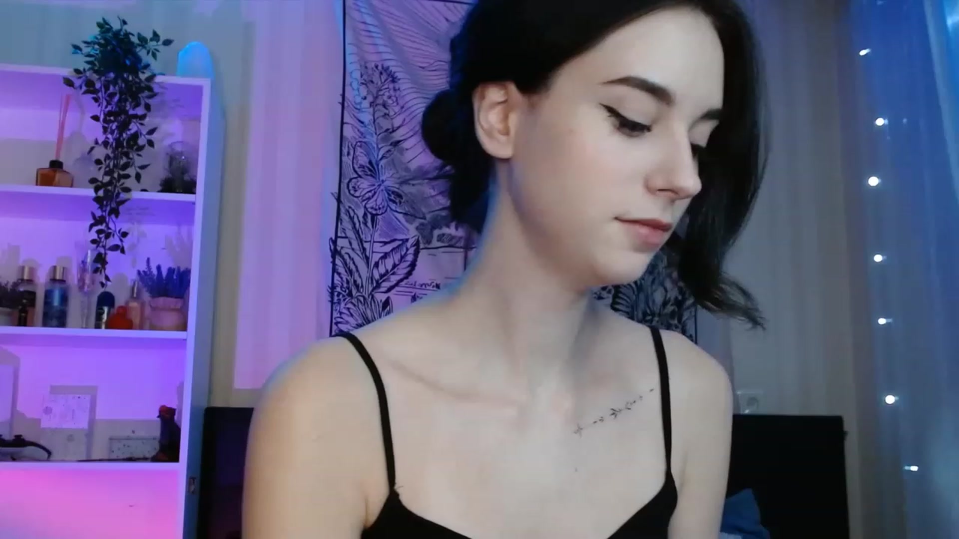 Gallery image thumbnail from ElsieF_'s myfreecams stream on, 12/26/2022, 22:31 image 14 of 20