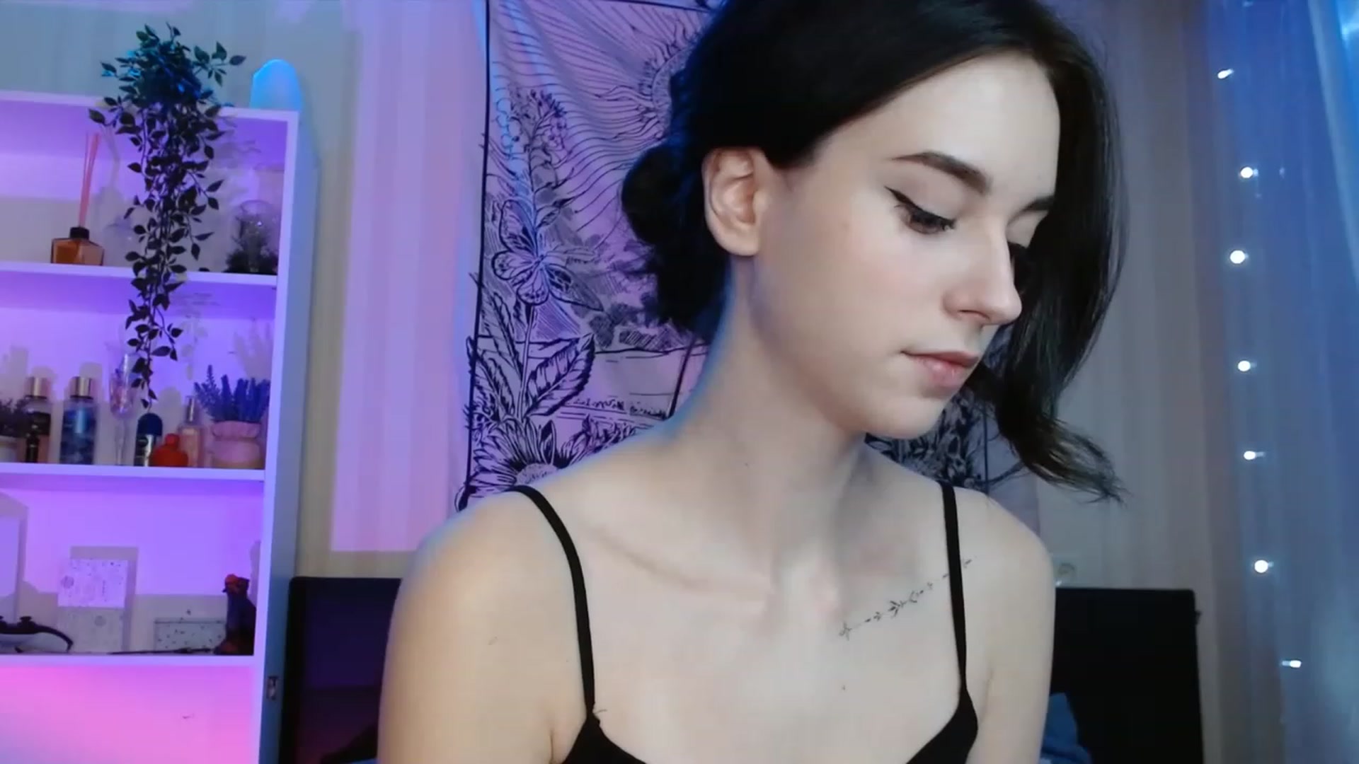Gallery image thumbnail from ElsieF_'s myfreecams stream on, 12/26/2022, 22:31 image 13 of 20