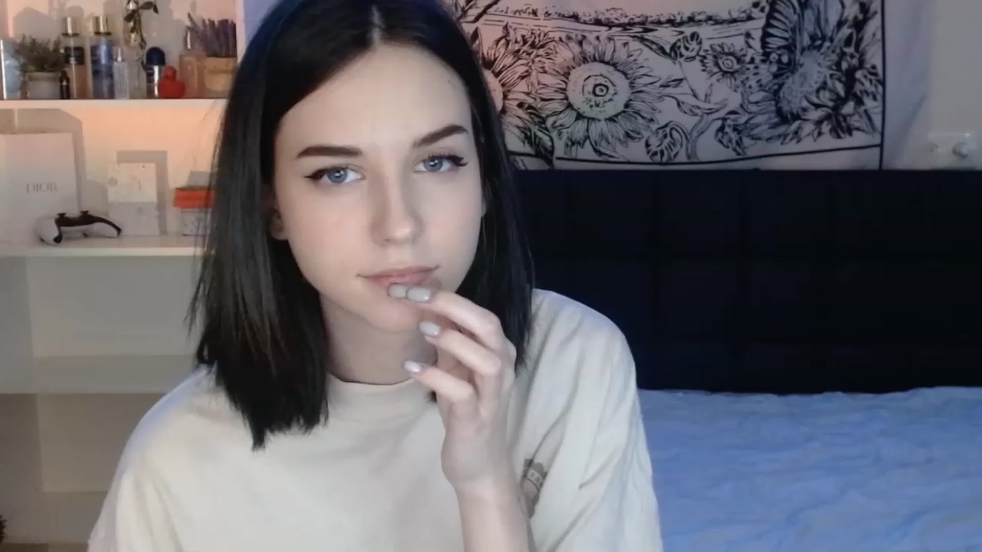 Gallery image thumbnail from ElsieF_'s myfreecams stream on, 12/27/2022, 16:19 image 10 of 20