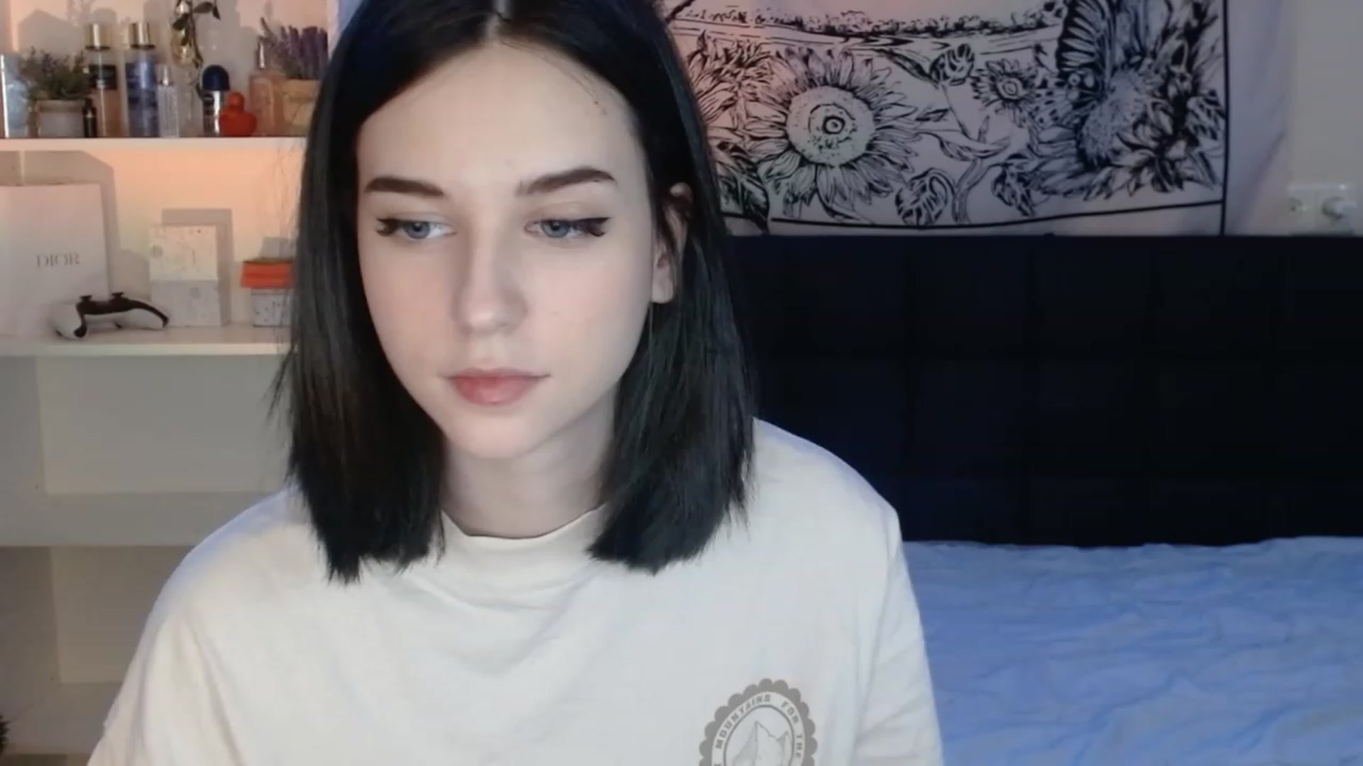 Gallery image thumbnail from ElsieF_'s myfreecams stream on, 12/27/2022, 16:19 image 6 of 20