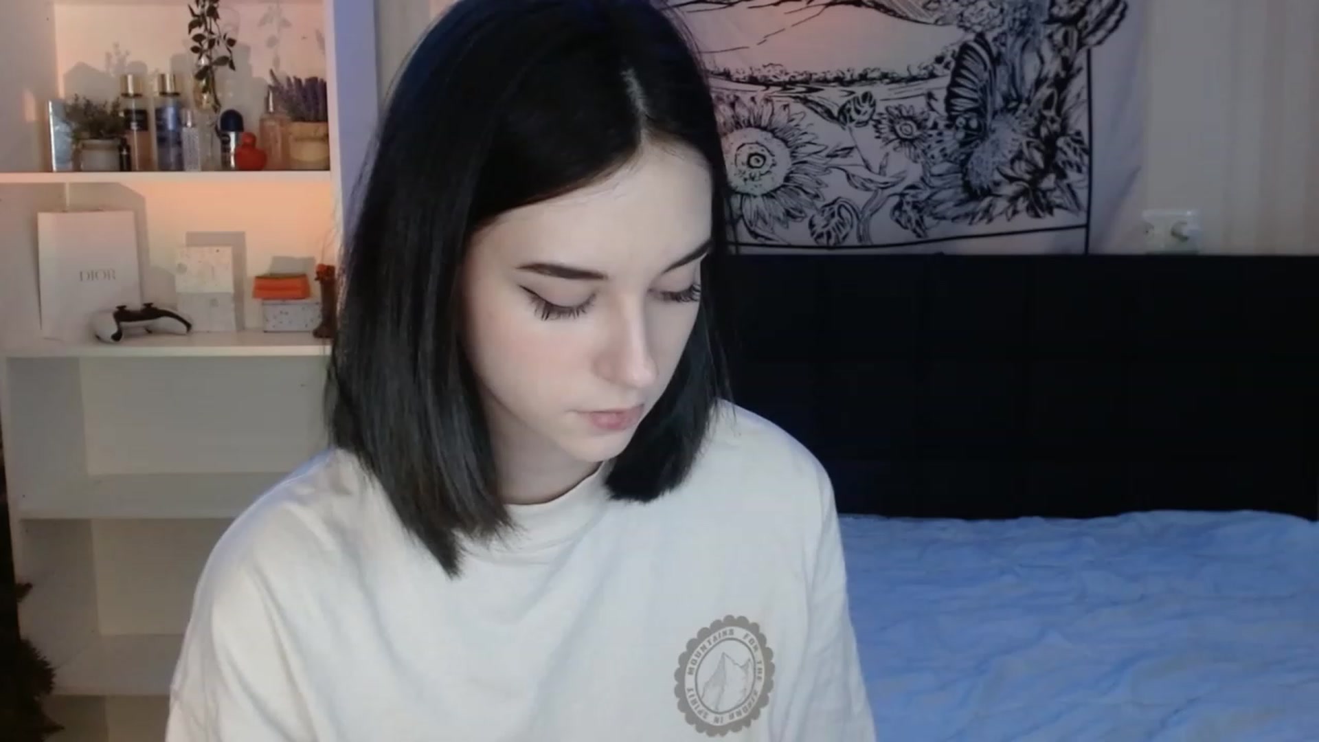 Gallery image thumbnail from ElsieF_'s myfreecams stream on, 12/27/2022, 16:19 image 5 of 20
