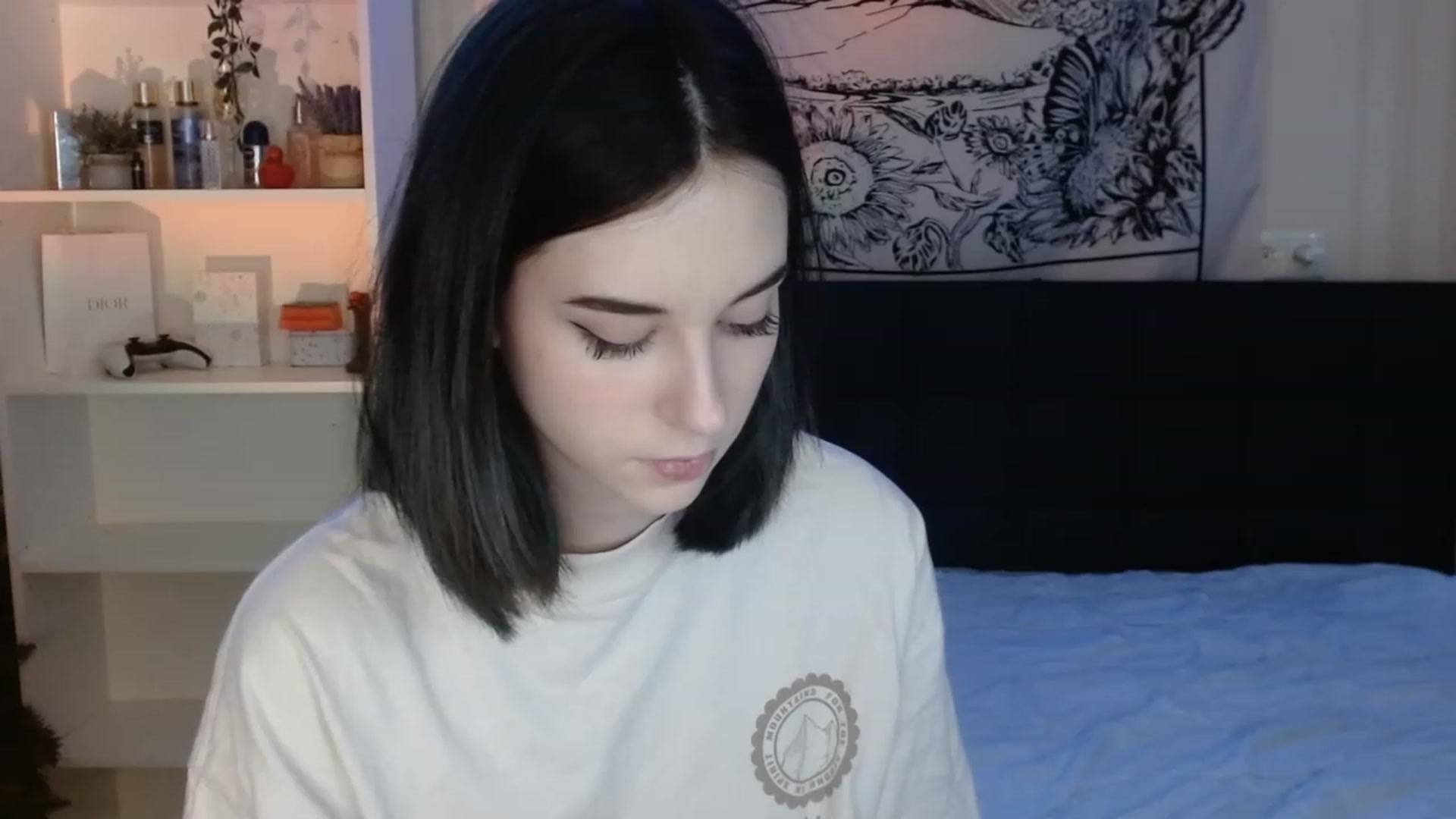 Gallery image thumbnail from ElsieF_'s myfreecams stream on, 12/27/2022, 16:19 image 4 of 20