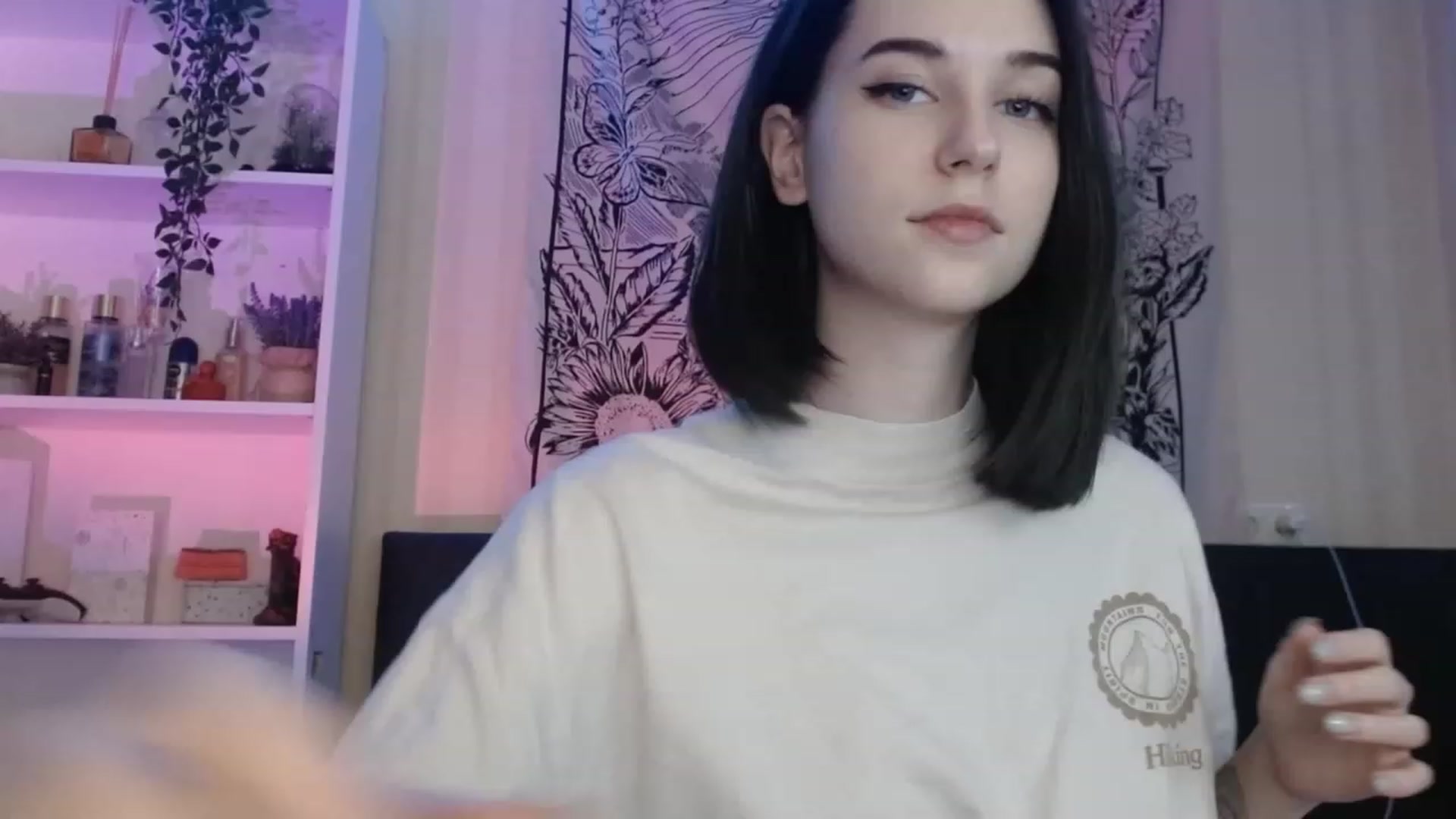 Gallery image thumbnail from ElsieF_'s myfreecams stream on, 12/27/2022, 21:29 image 1 of 20