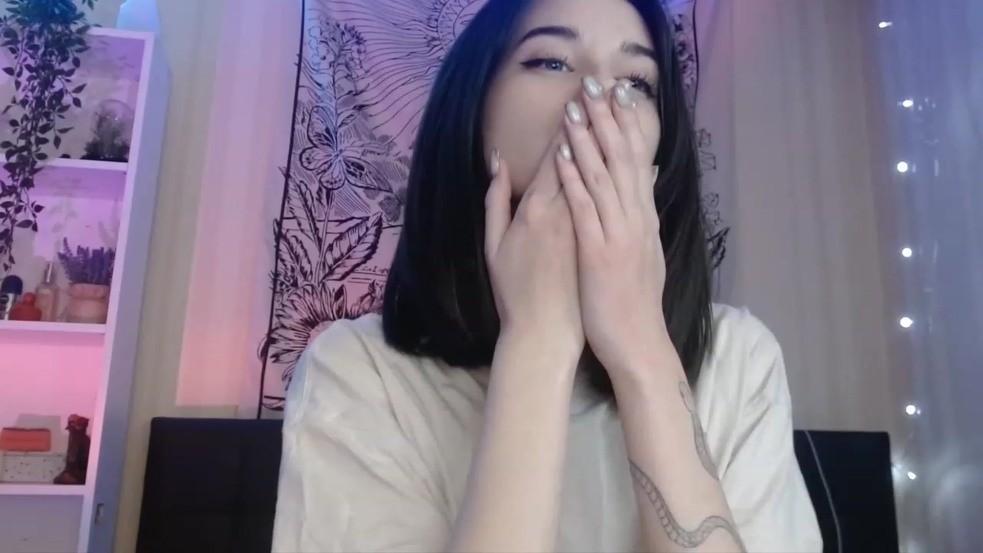 Gallery image thumbnail from ElsieF_'s myfreecams stream on, 12/27/2022, 21:29 image 9 of 20